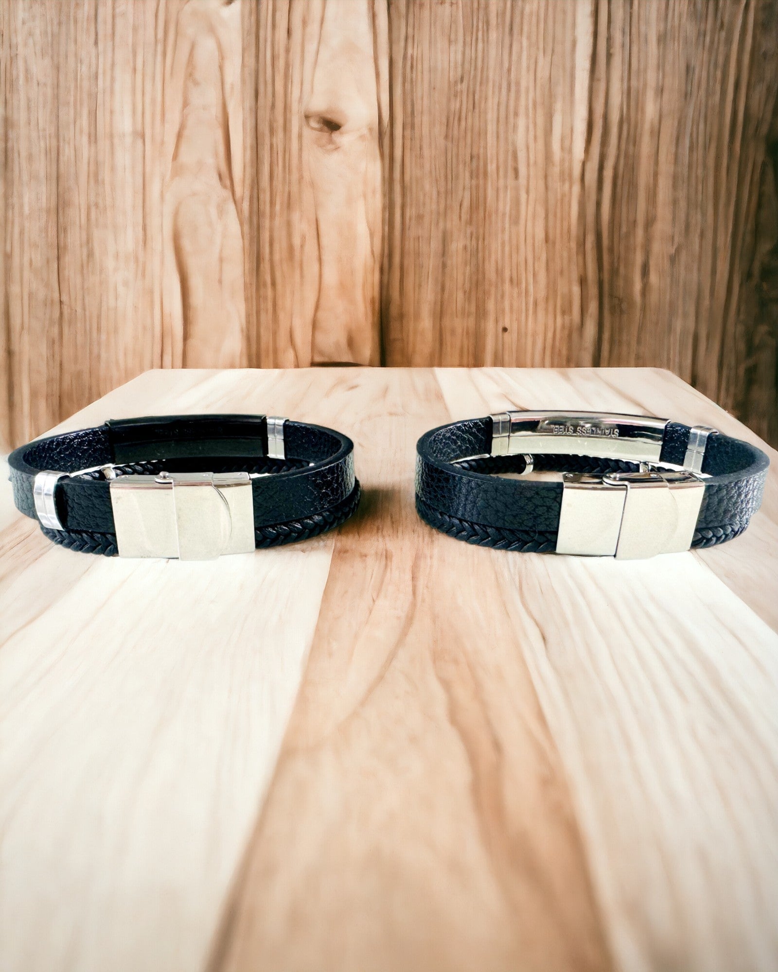 Herrearmbånd i PU-lær og rustfritt stål med mulighet for gravering – Tilgjengelig i to fargevarianter