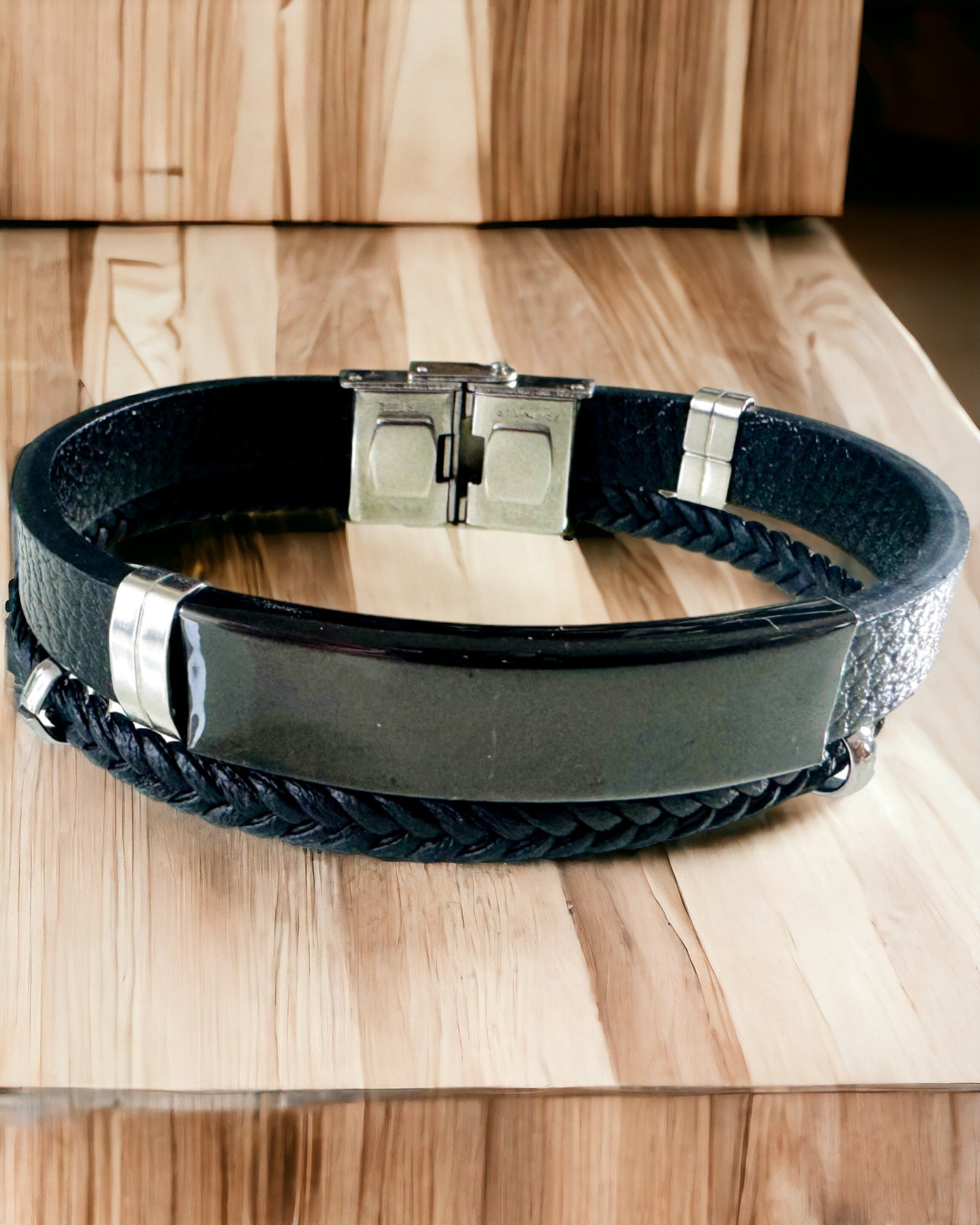 Herrearmbånd i PU-lær og rustfritt stål med mulighet for gravering – Tilgjengelig i to fargevarianter