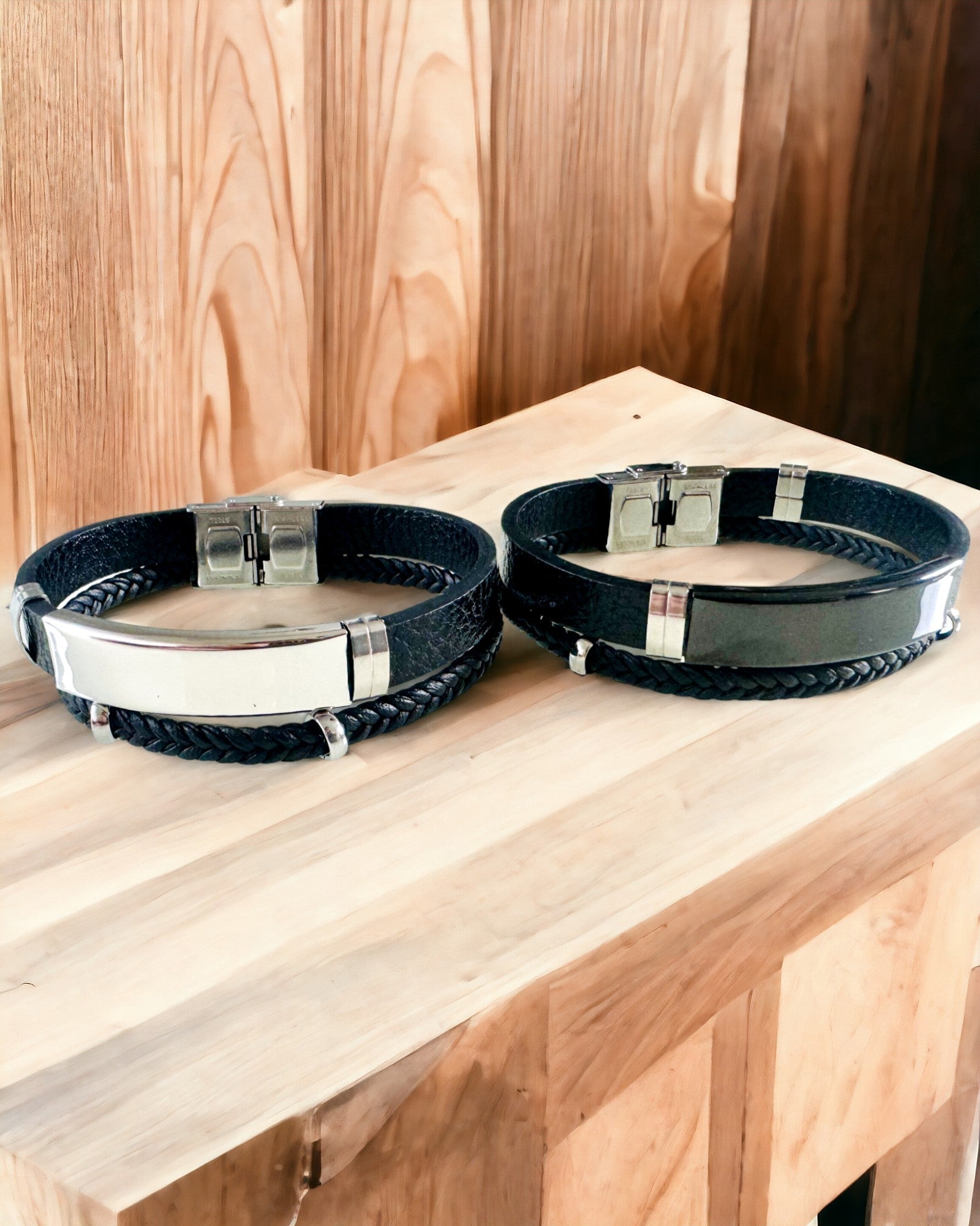 Herrearmbånd i PU-lær og rustfritt stål med mulighet for gravering – Tilgjengelig i to fargevarianter