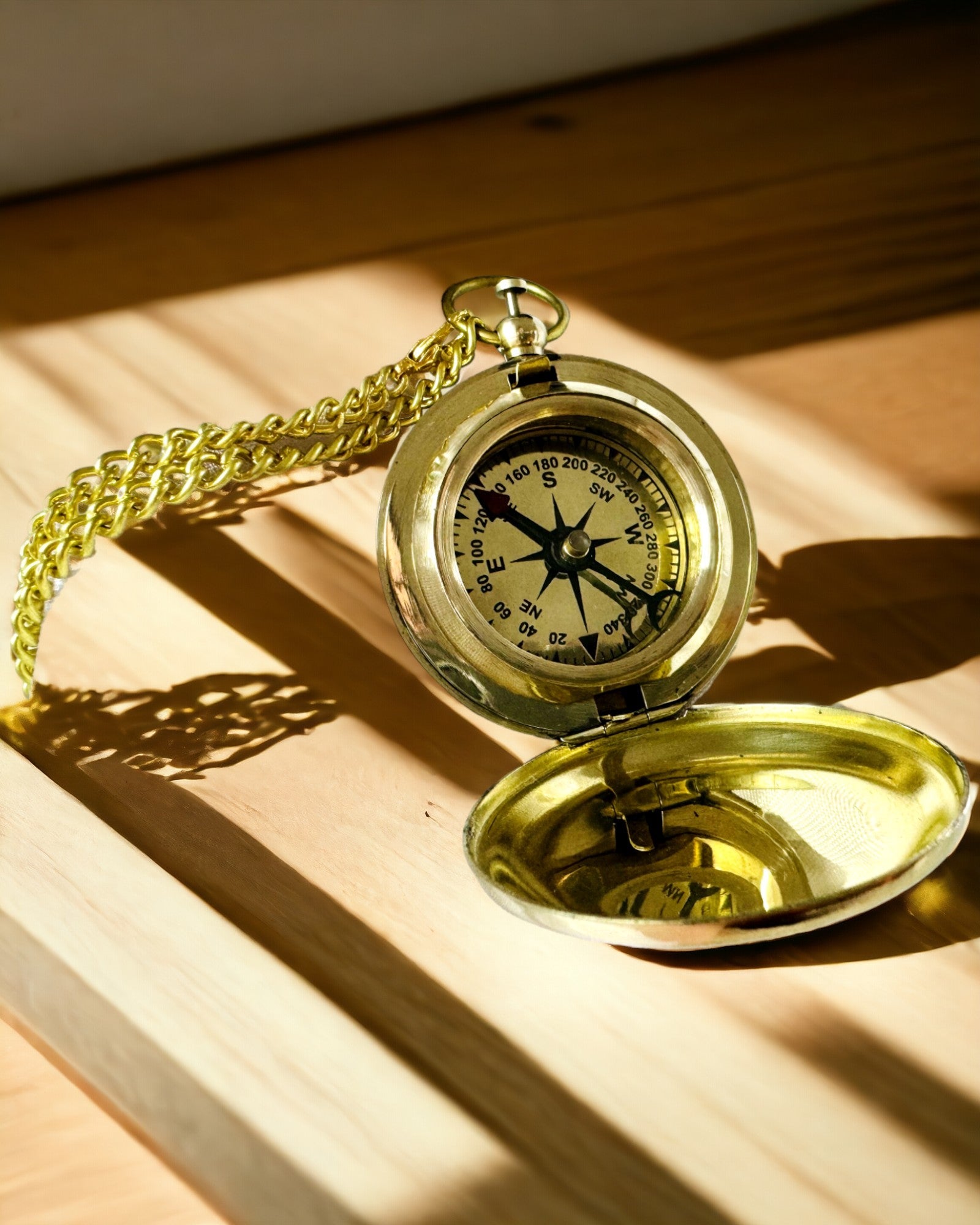 Kompass i gyllen farge Eventyr – Elegant Oppdager Navigator