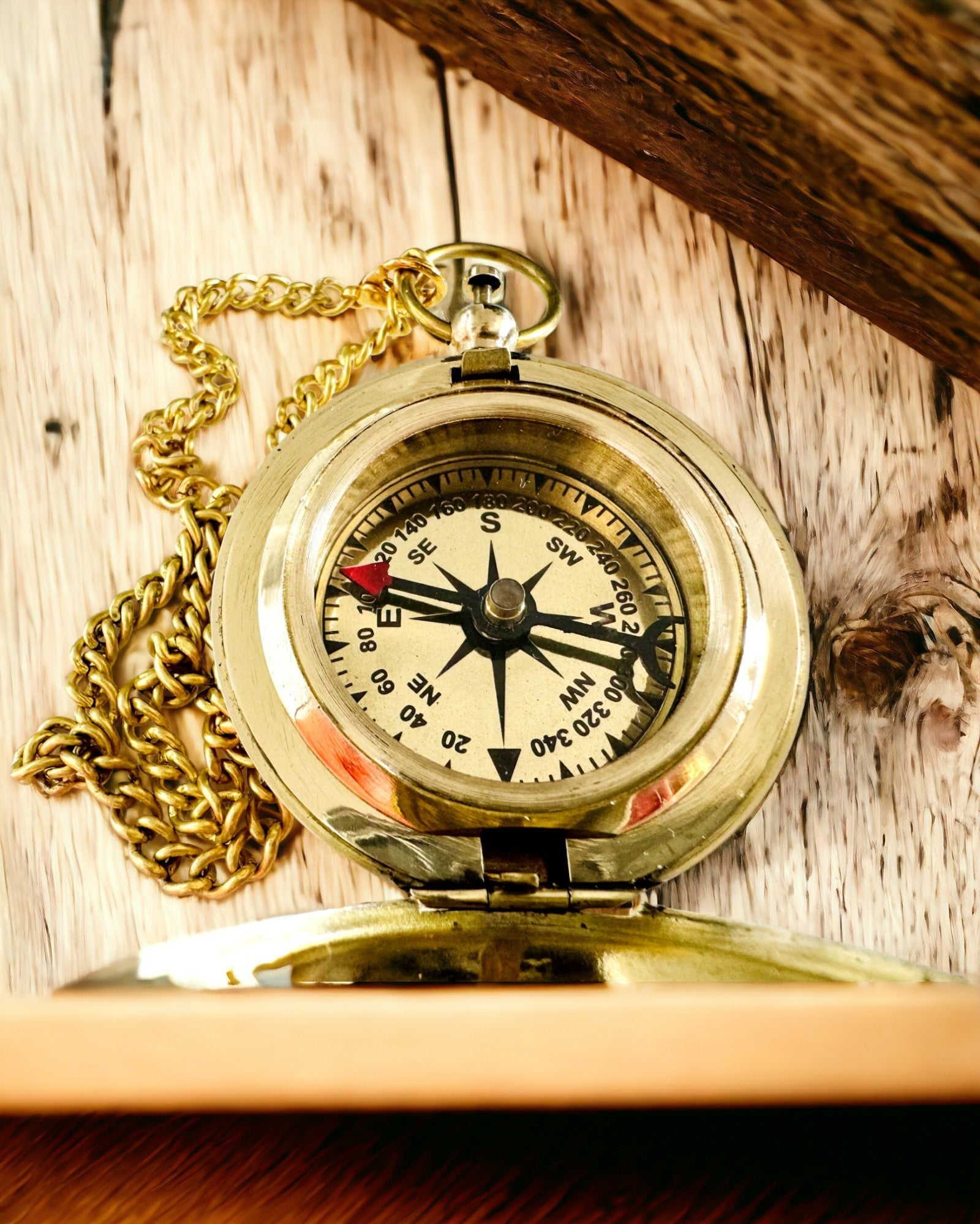 Kompass i gyllen farge Eventyr – Elegant Oppdager Navigator