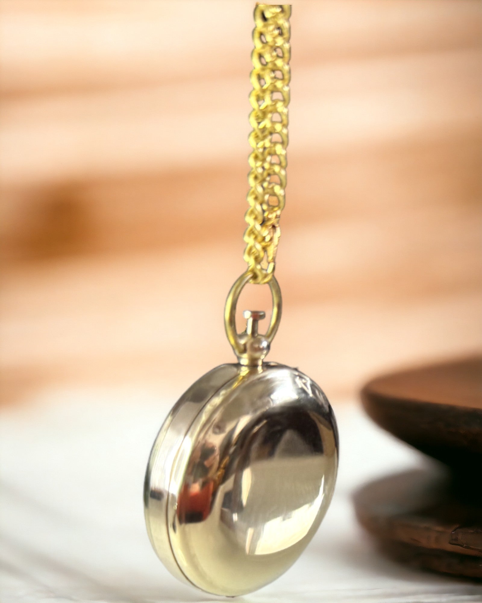 Kompass i gyllen farge Eventyr – Elegant Oppdager Navigator