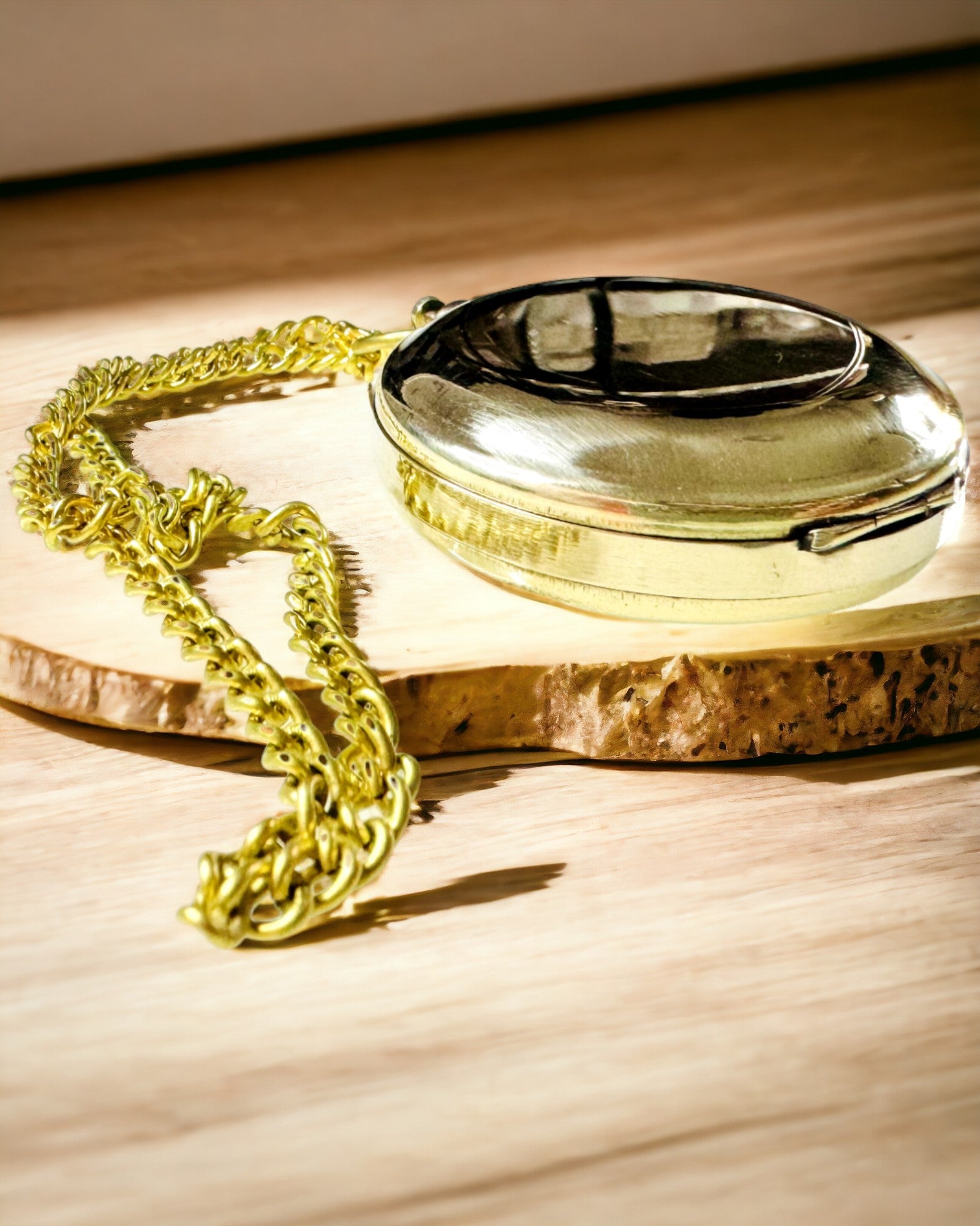 Kompass i gyllen farge Eventyr – Elegant Oppdager Navigator