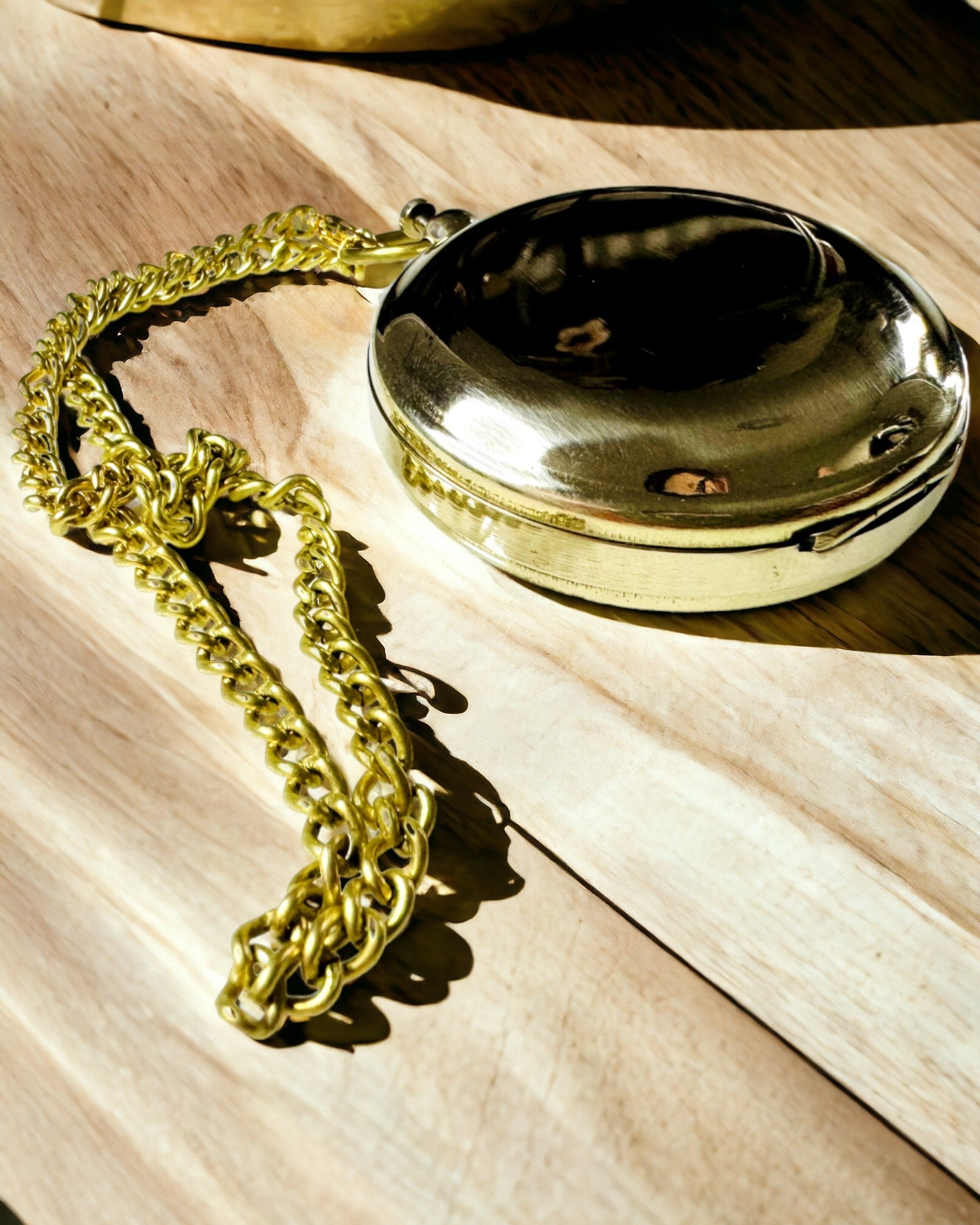 Kompass i gyllen farge Eventyr – Elegant Oppdager Navigator