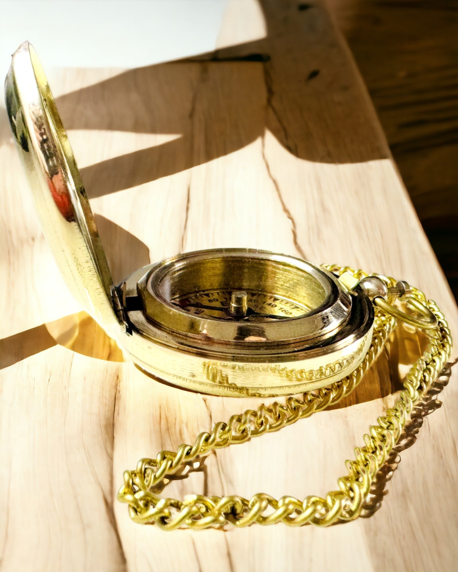 Kompass i gyllen farge Eventyr – Elegant Oppdager Navigator