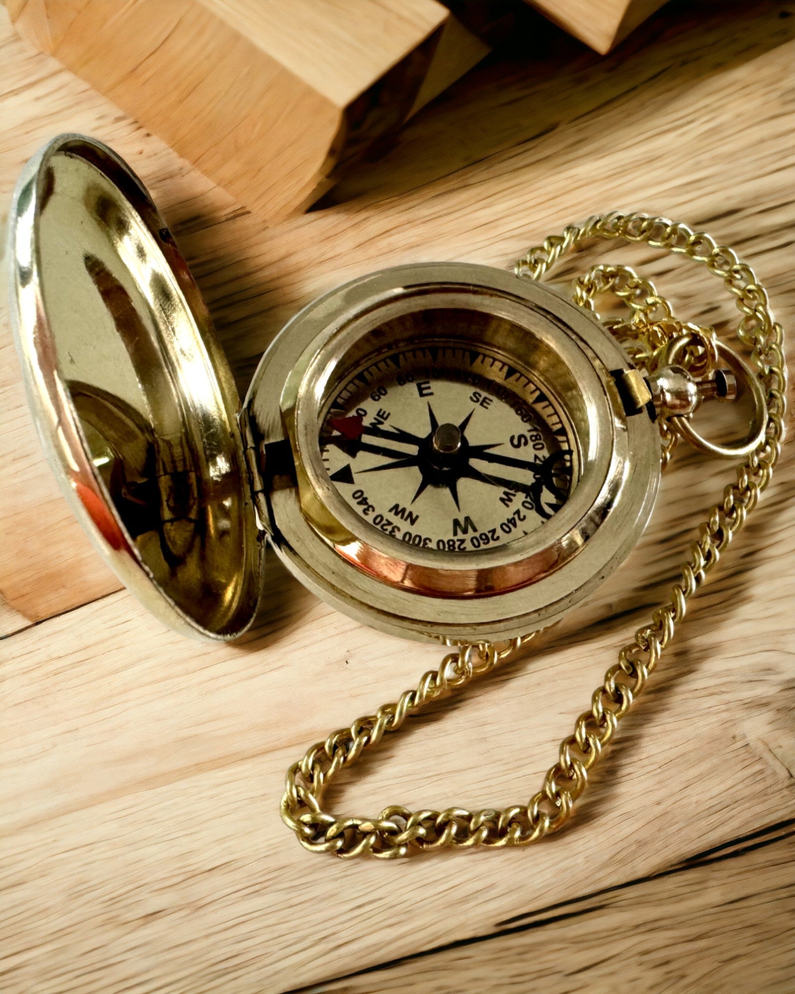 Kompass i gyllen farge Eventyr – Elegant Oppdager Navigator