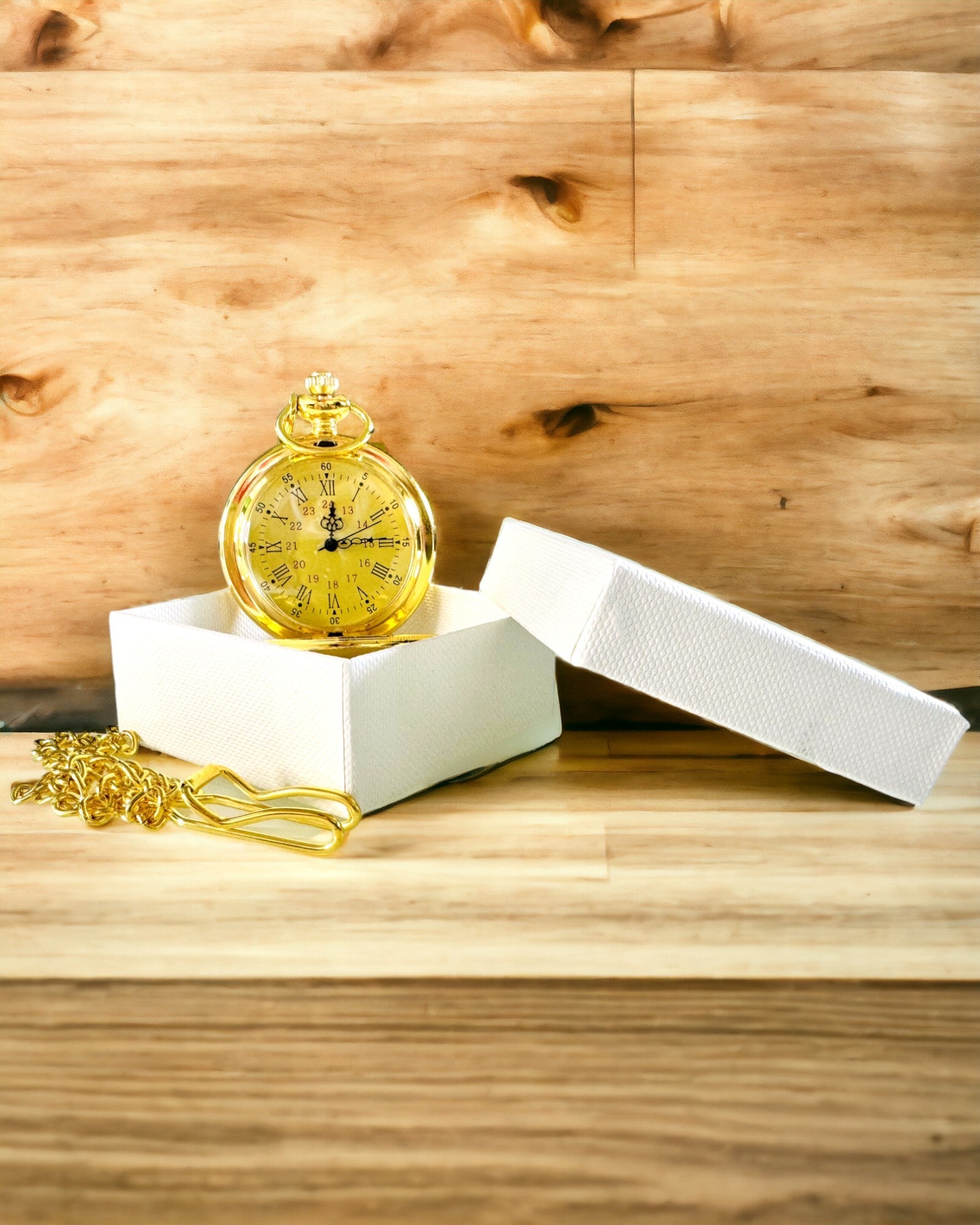 Gullfarget lommeur i retrostil med mulighet for gravering