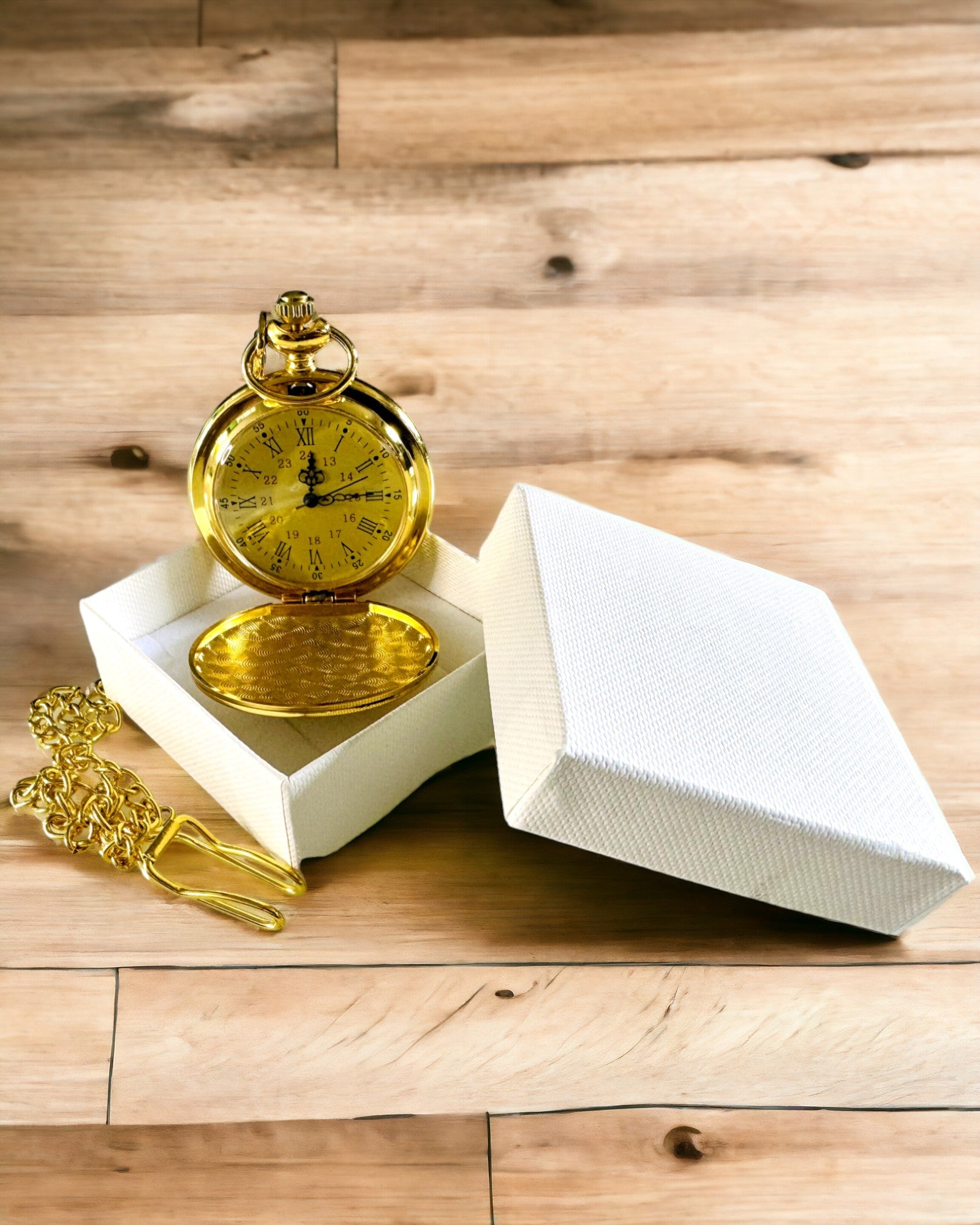 Gullfarget lommeur i retrostil med mulighet for gravering