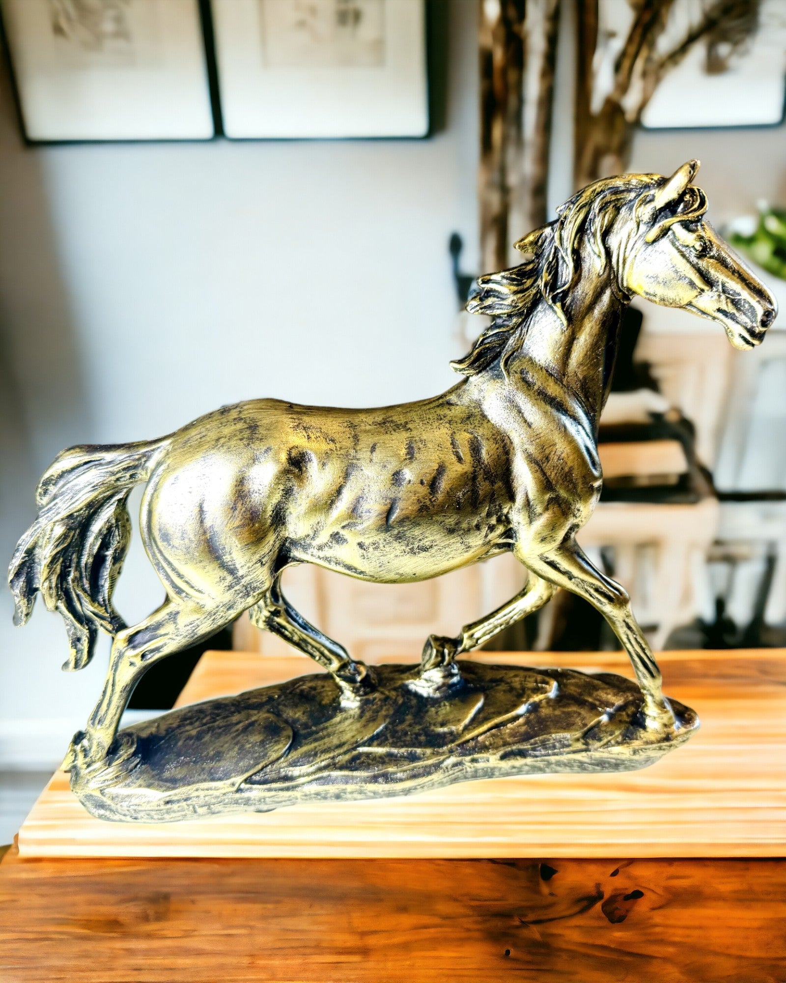 Statuett av en Galopperende Hest i Harpiks med Mulighet for Gravering