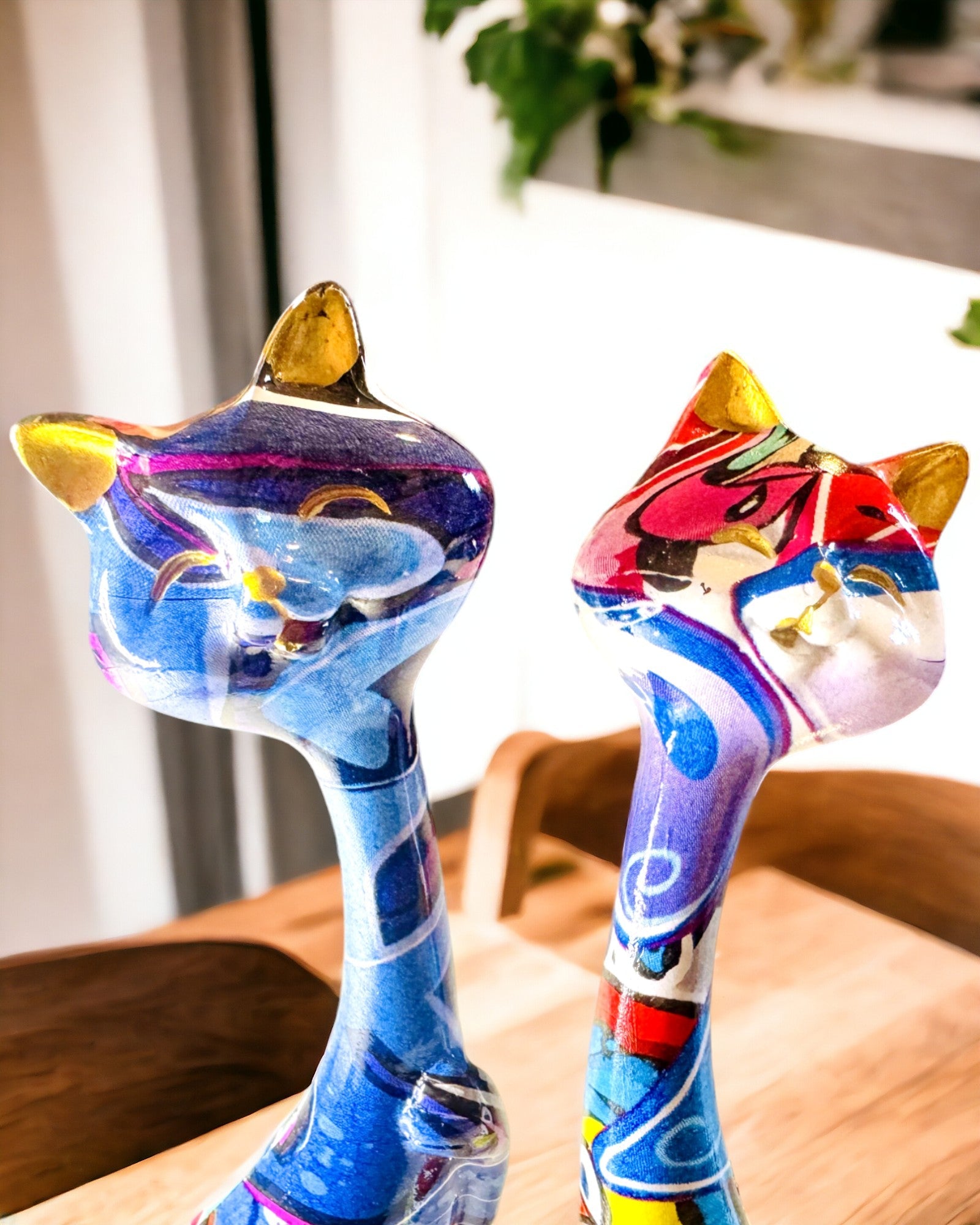 Abstrakte kattefigurer "ArtCats", håndmalt, harpiks – 25 cm, 2 stk.