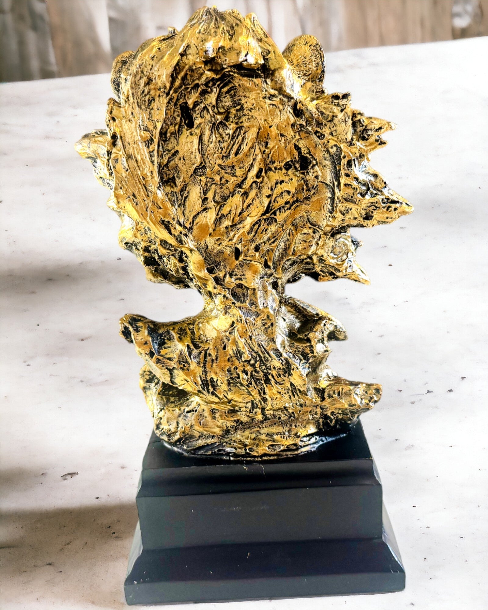 Kongelig Løve - Majestetisk Dekorativ Figur med Mulighet for Gravering, 2 fargevarianter å velge mellom, som gave