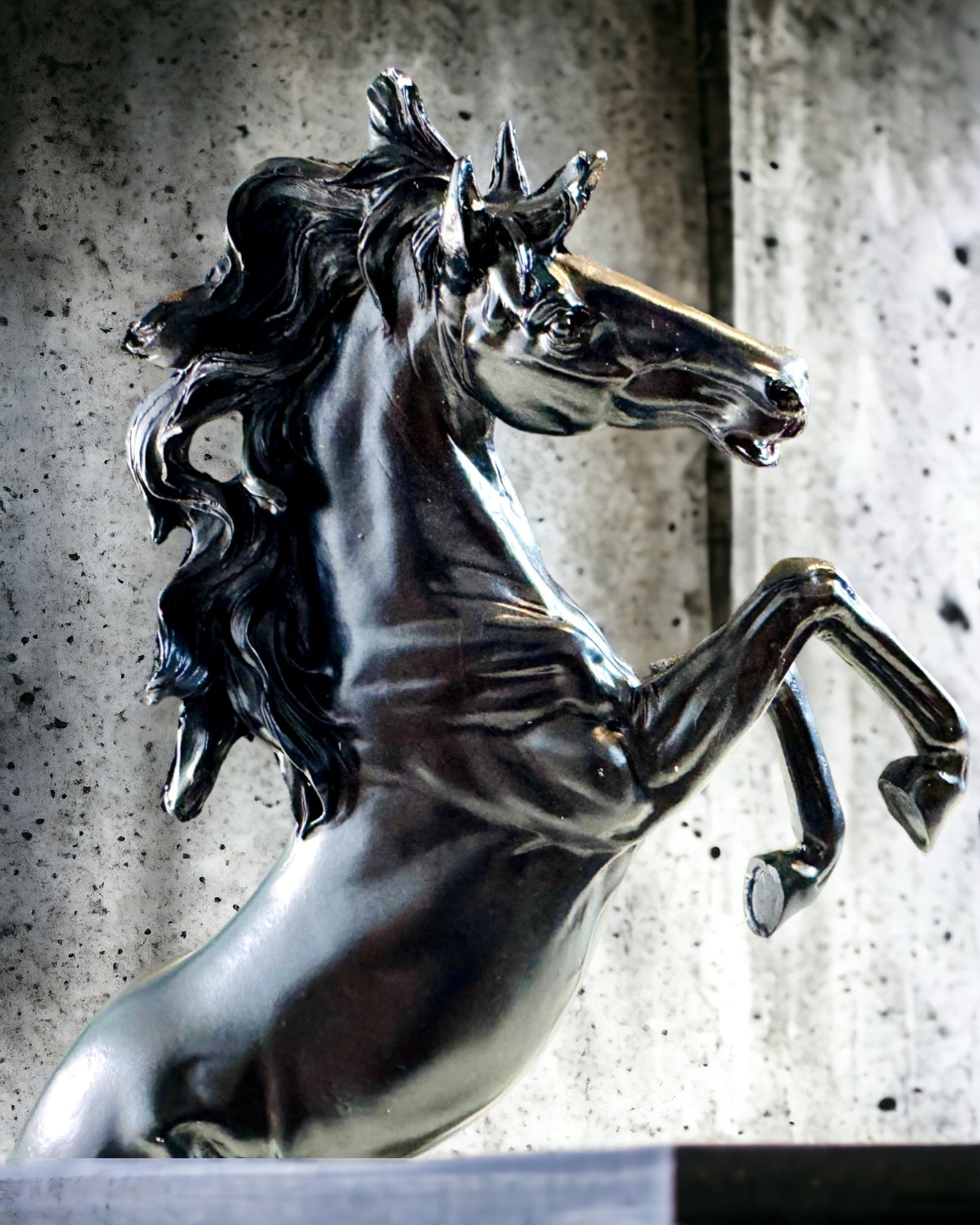 Czarna Perła - Hesteskulptur Eleganse i Bevegelse - Mulighet for Gravering