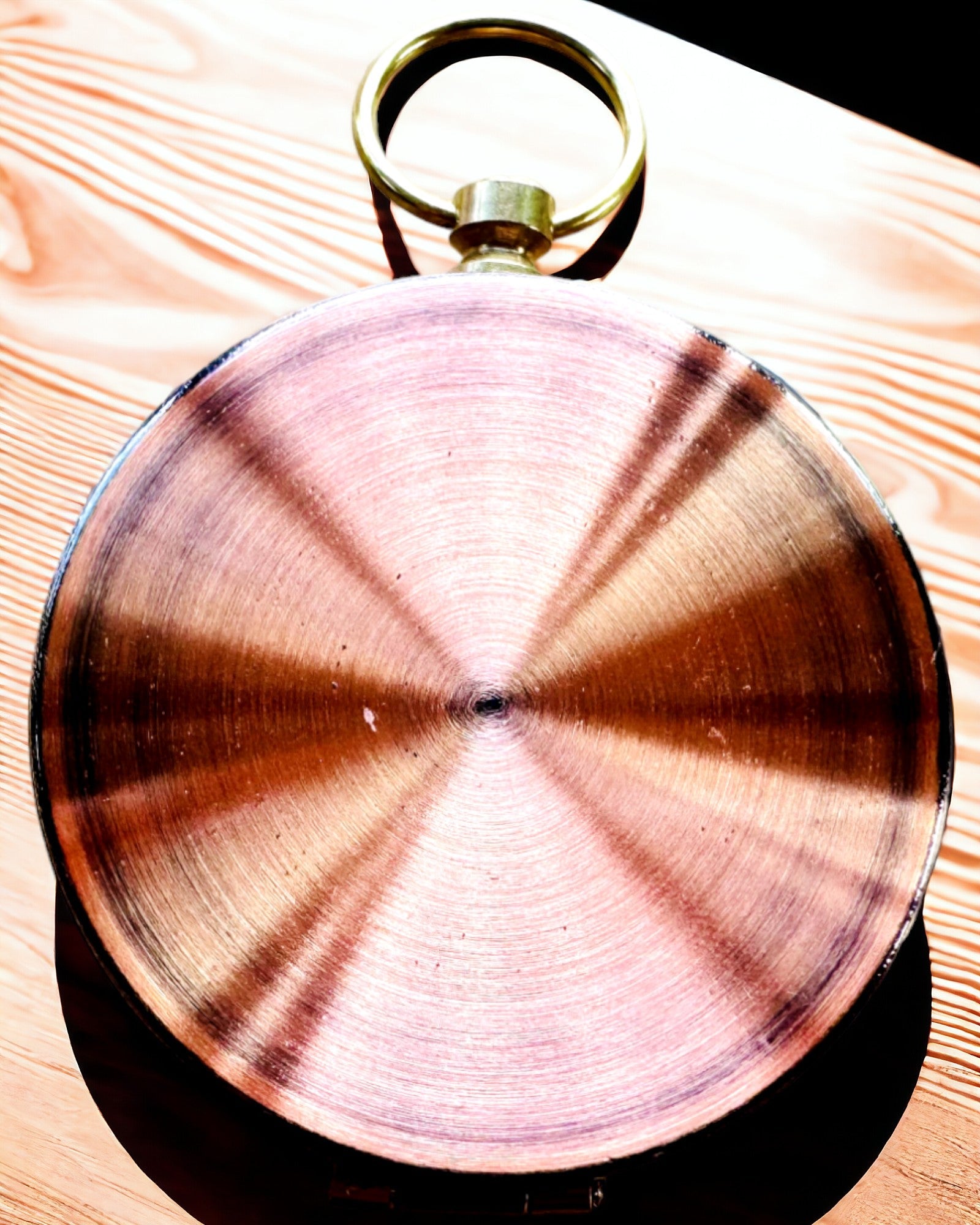 Kompass i rosegull - navigasjonsinstrument i retrostil – bærbart og presist instrument for å bestemme retning for reisende og oppdagere. Gravering, personalisering.