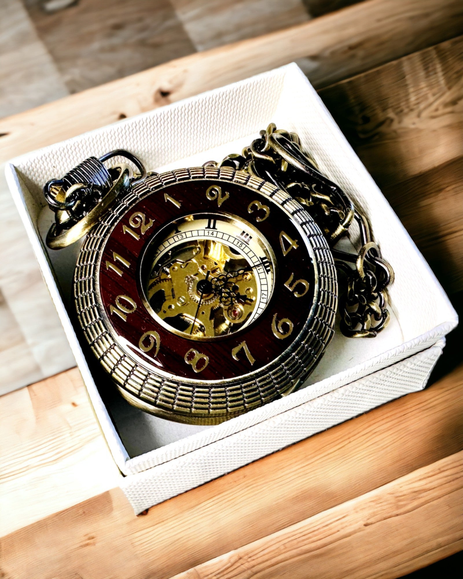 Lommeur med synlig mekanisme – mulighet for personalisering gjennom gravering