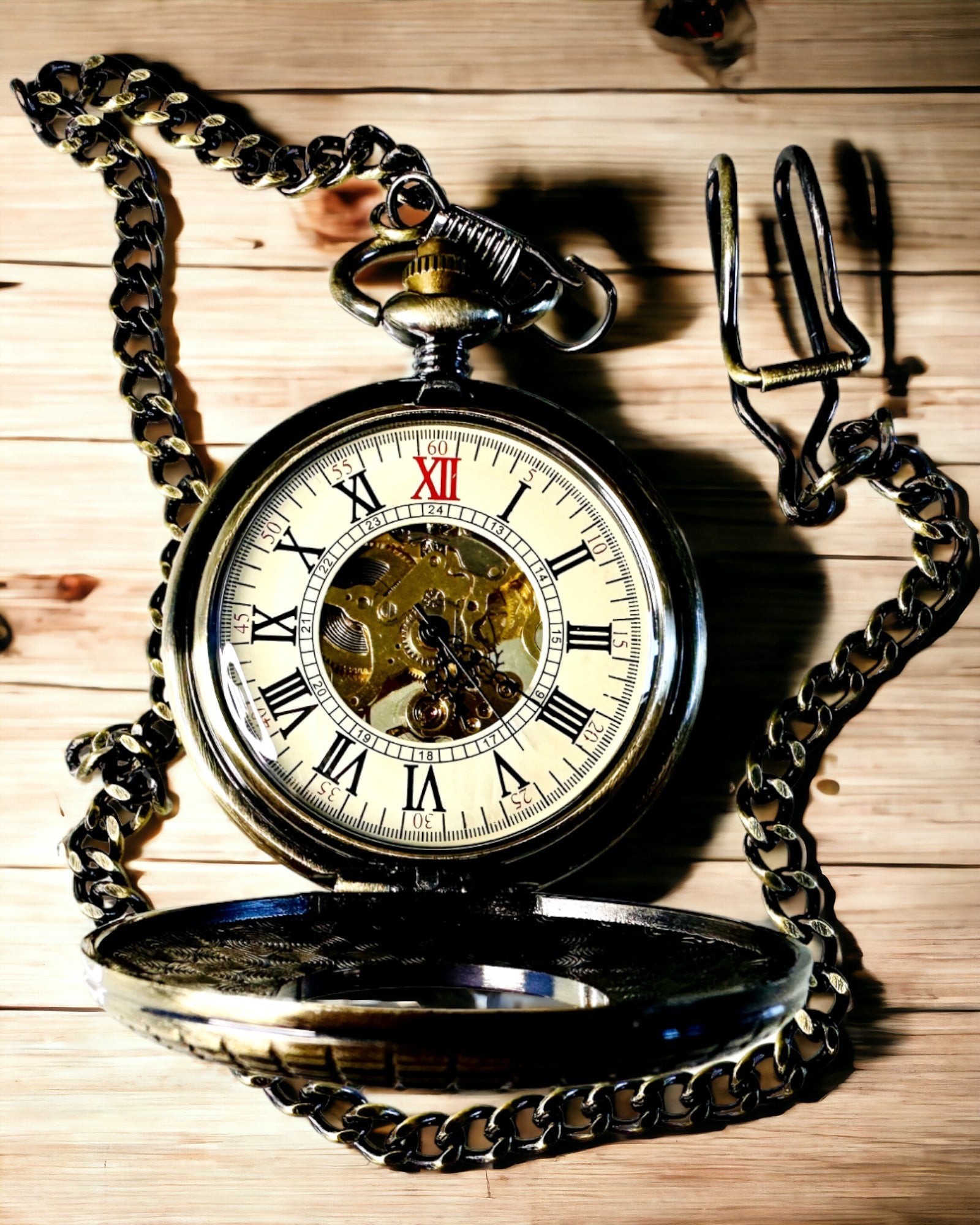 Lommeur med synlig mekanisme – mulighet for personalisering gjennom gravering