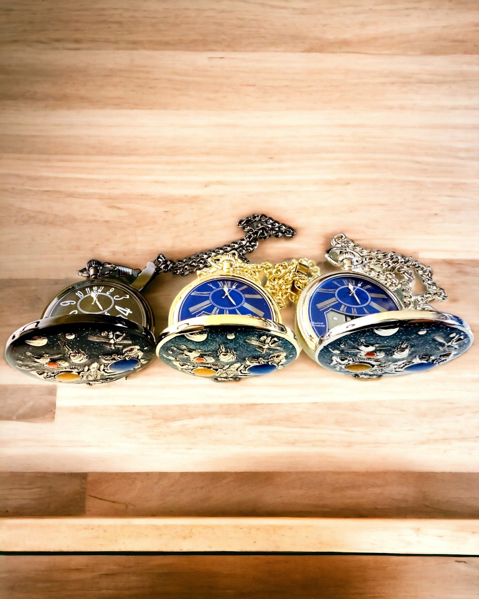 Lommeur "Astrum Temporis" - Svart ramme. Mulighet for personlig gravering.