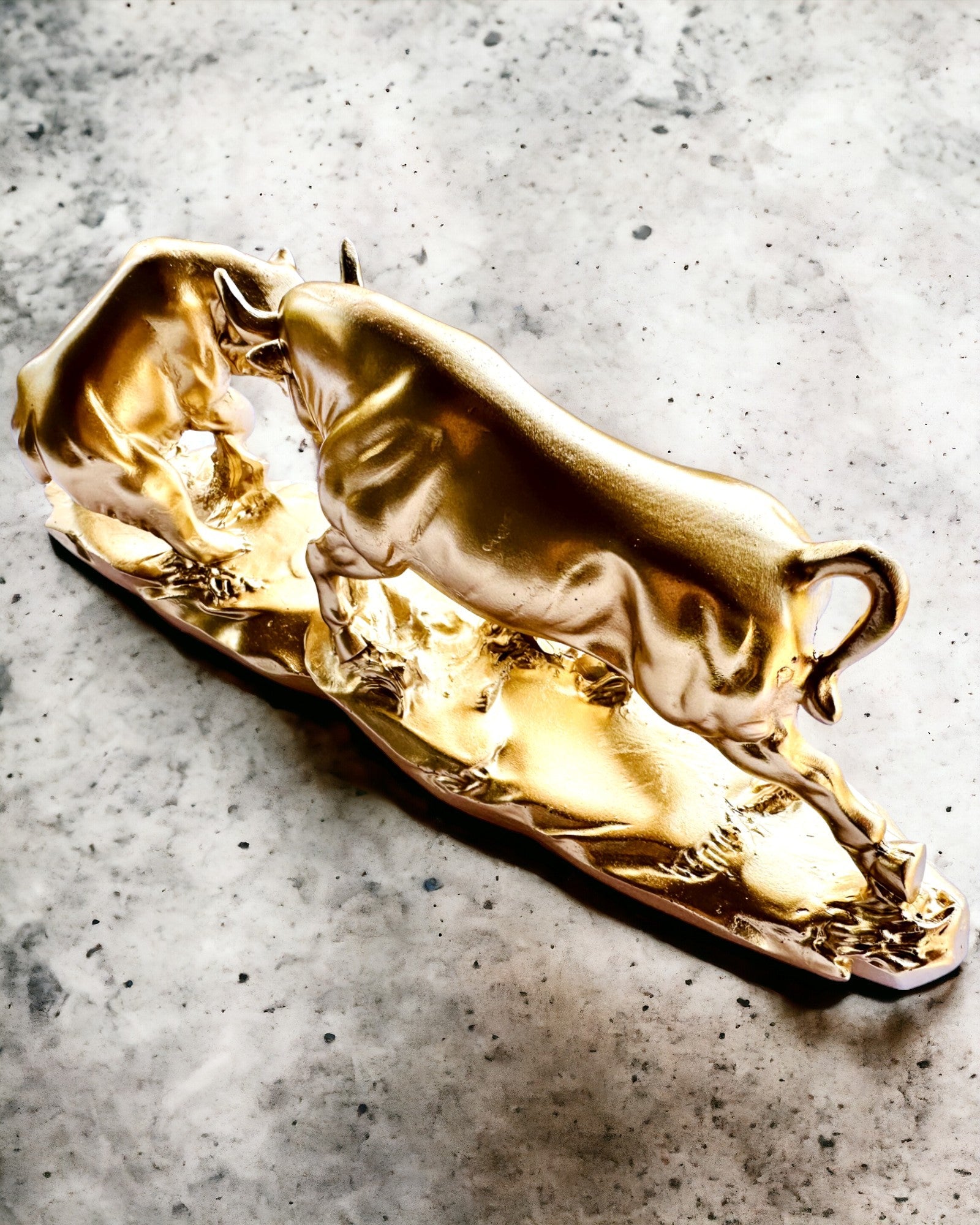 Duel Mocarzy - Dekorativ Skulptur Okse og Bjørn - mulighet for personalisering med gravering - gullfarge