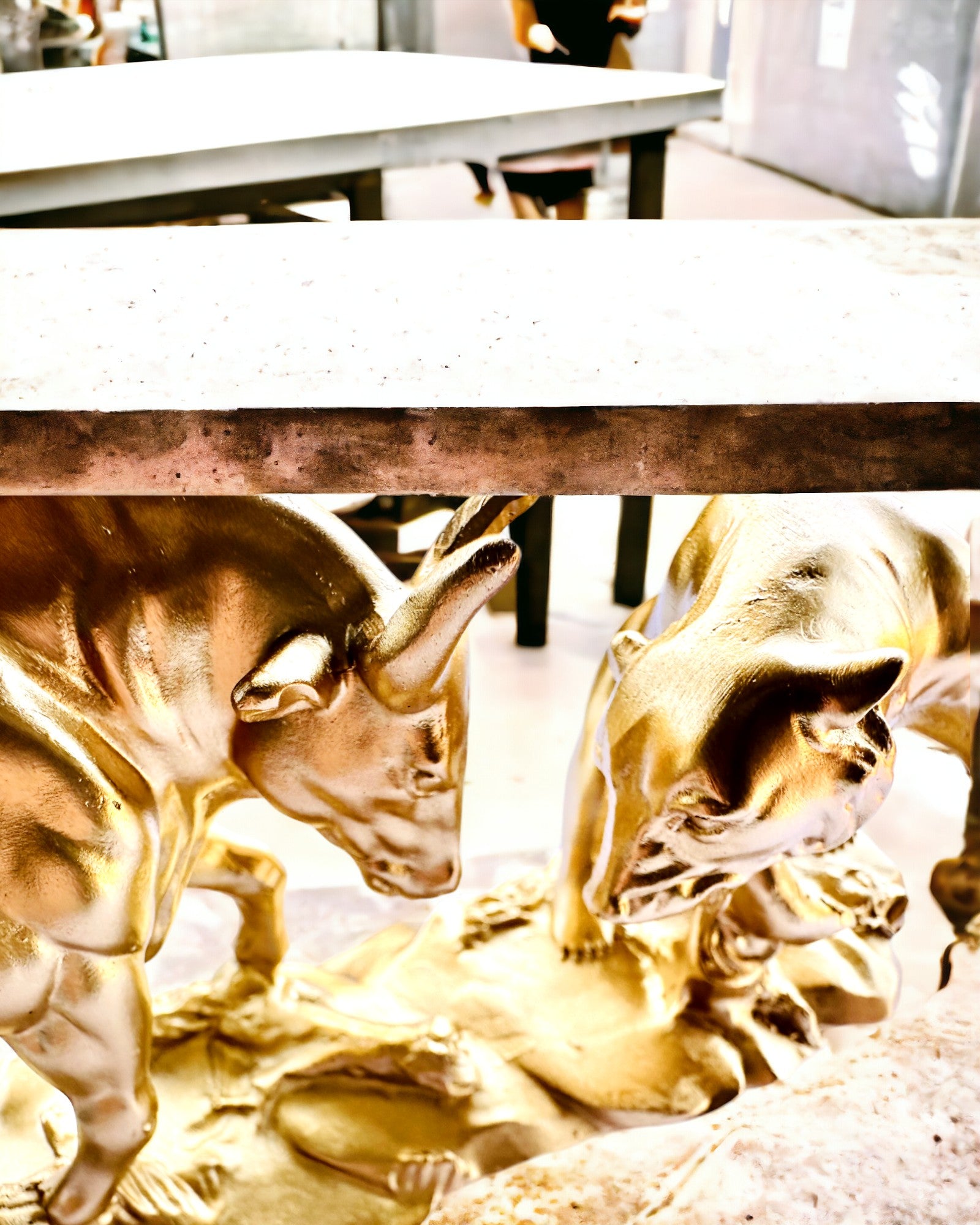 Duel Mocarzy - Dekorativ Skulptur Okse og Bjørn - mulighet for personalisering med gravering - gullfarge