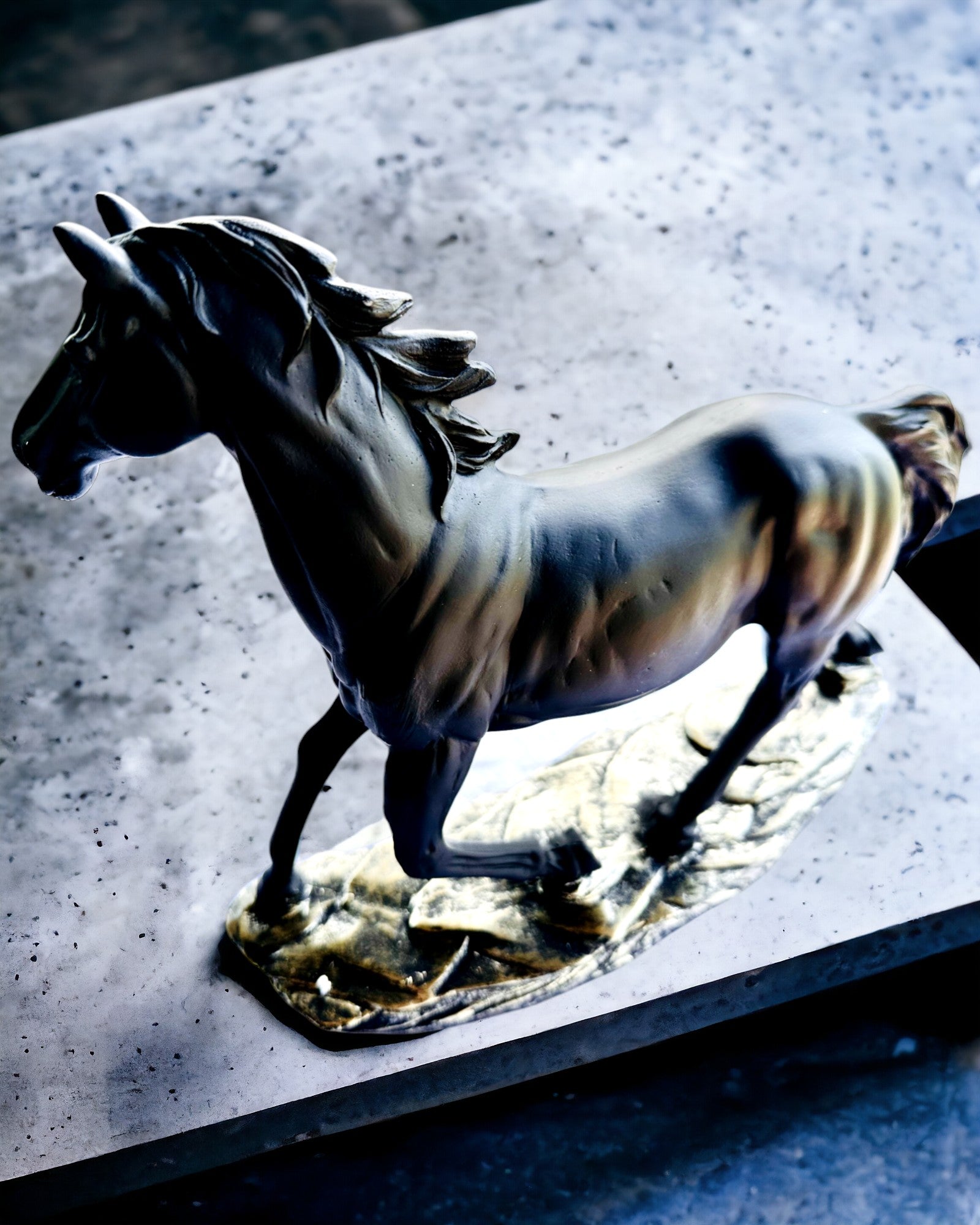 "Czarny Galop" - Elegant Hestefigur med Mulighet for Gravering