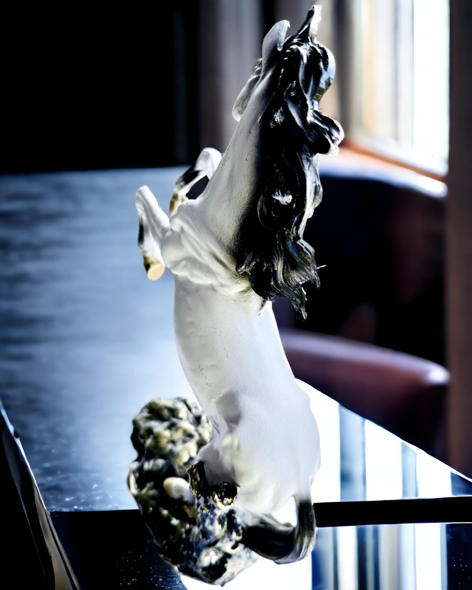 "Elegancki Skoczek" - Hvit Hestefigur med Mulighet for Gravering