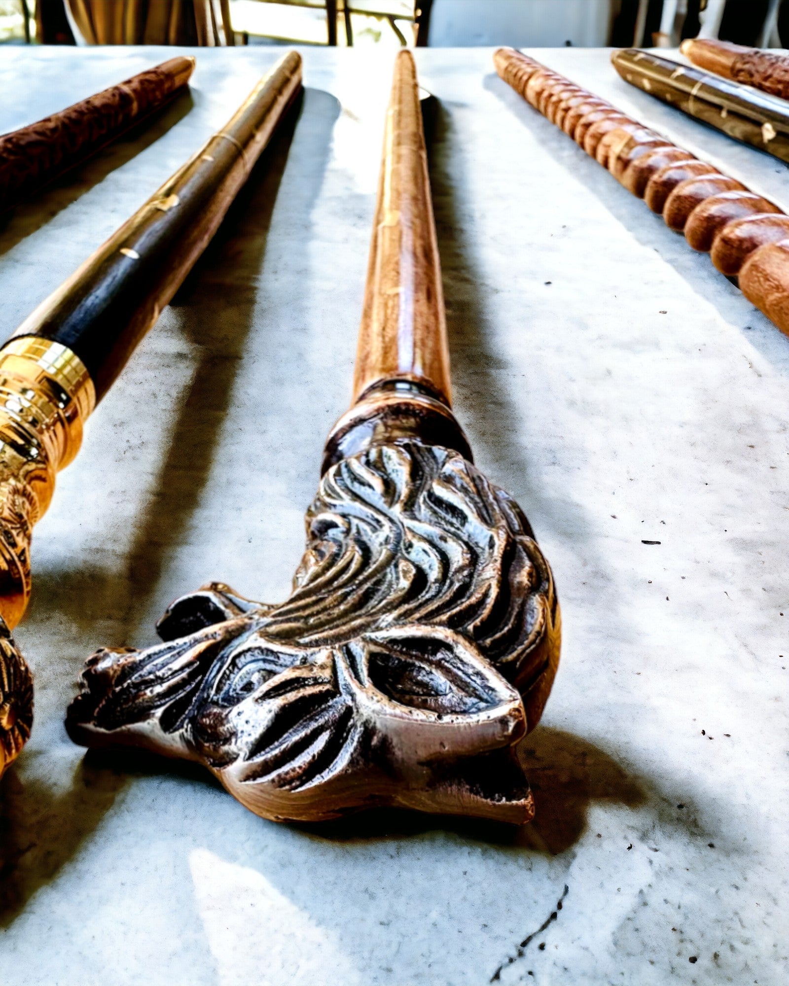 Laska Spacerowa Wolf - Indisk Mango Tre med Mulighet for Gravering, brun med gyldne dekorasjoner