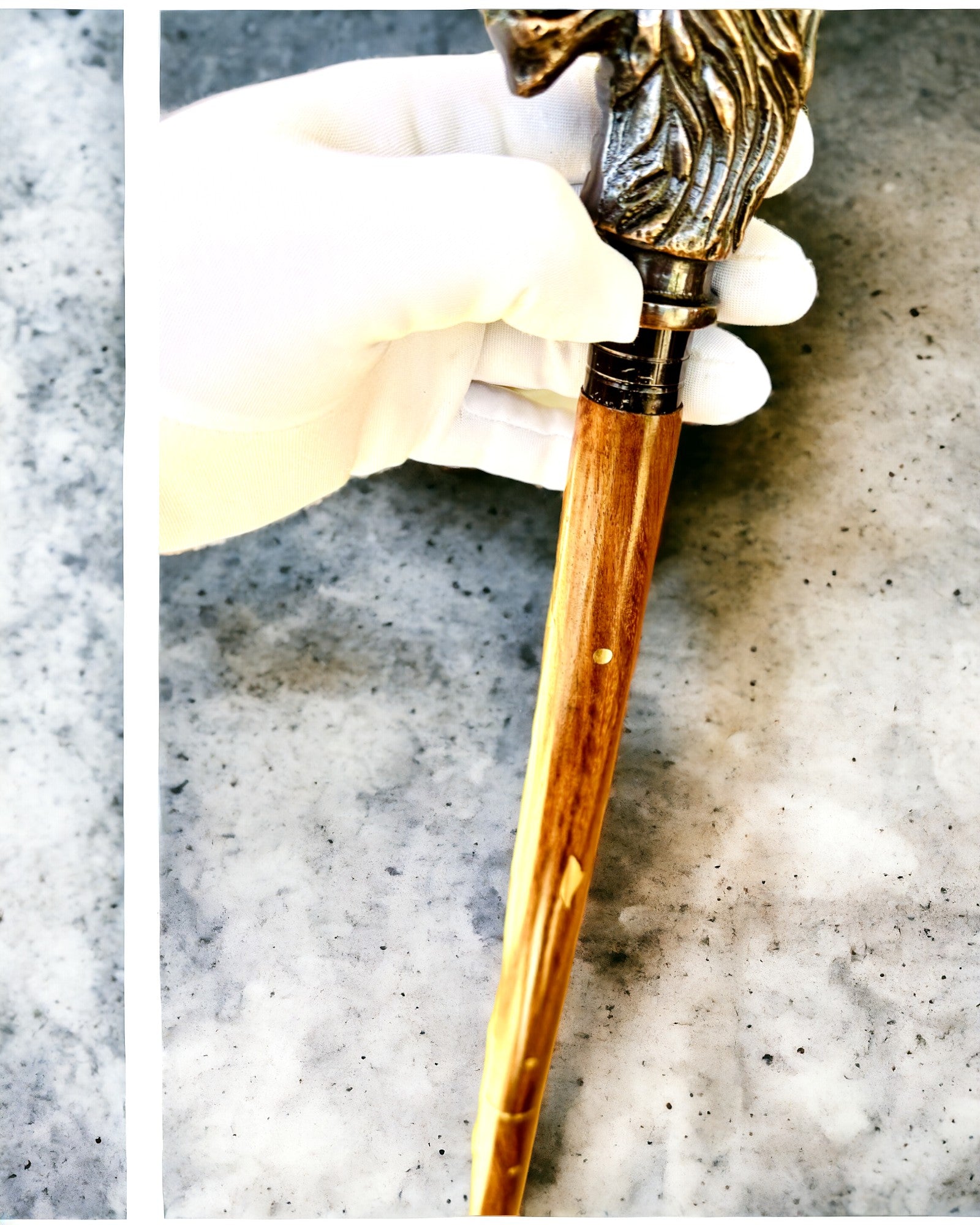 Laska Spacerowa Wolf - Indisk Mango Tre med Mulighet for Gravering, brun med gyldne dekorasjoner