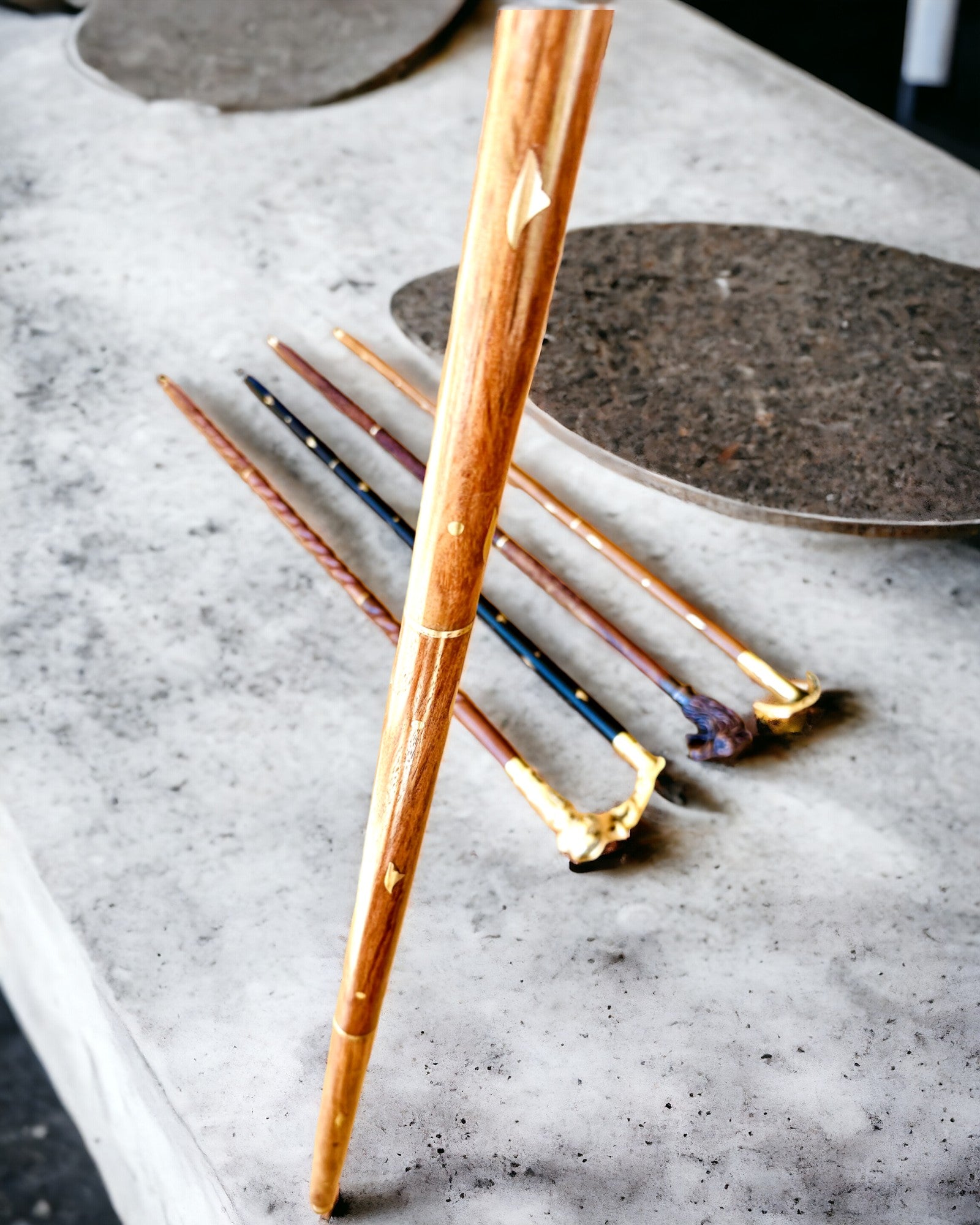 Laska Spacerowa Wolf - Indisk Mango Tre med Mulighet for Gravering, brun med gyldne dekorasjoner