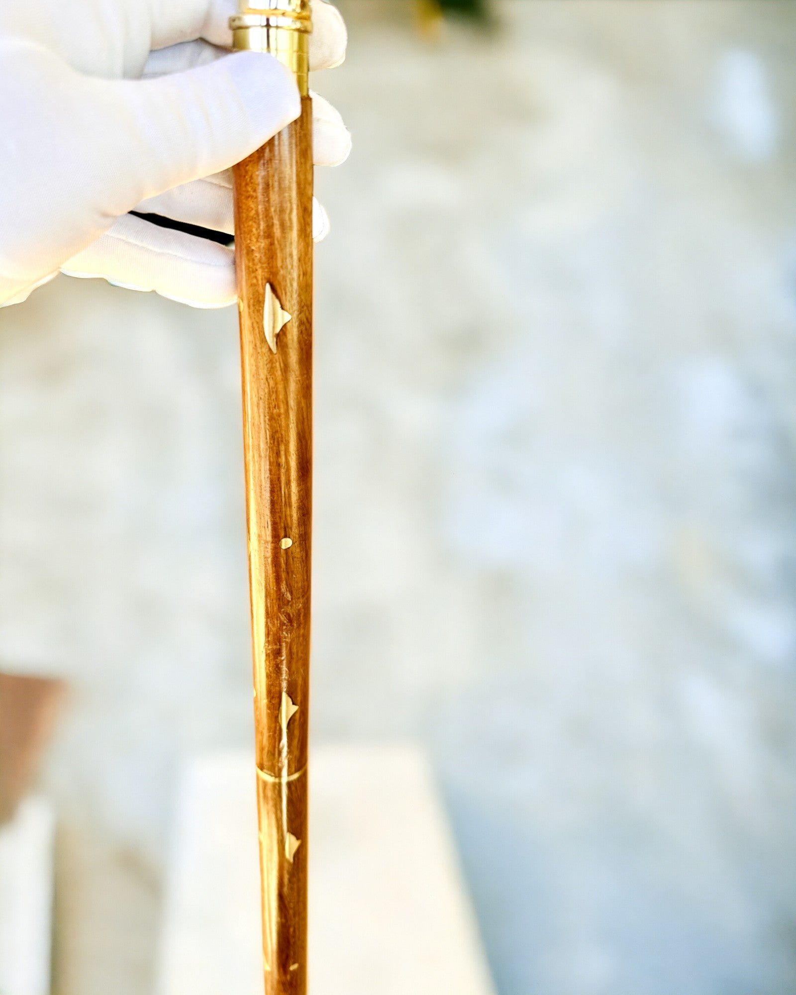 Laska Spacerowa Wolf - Indisk Mango Tre med Mulighet for Gravering, brun med gyldne dekorasjoner