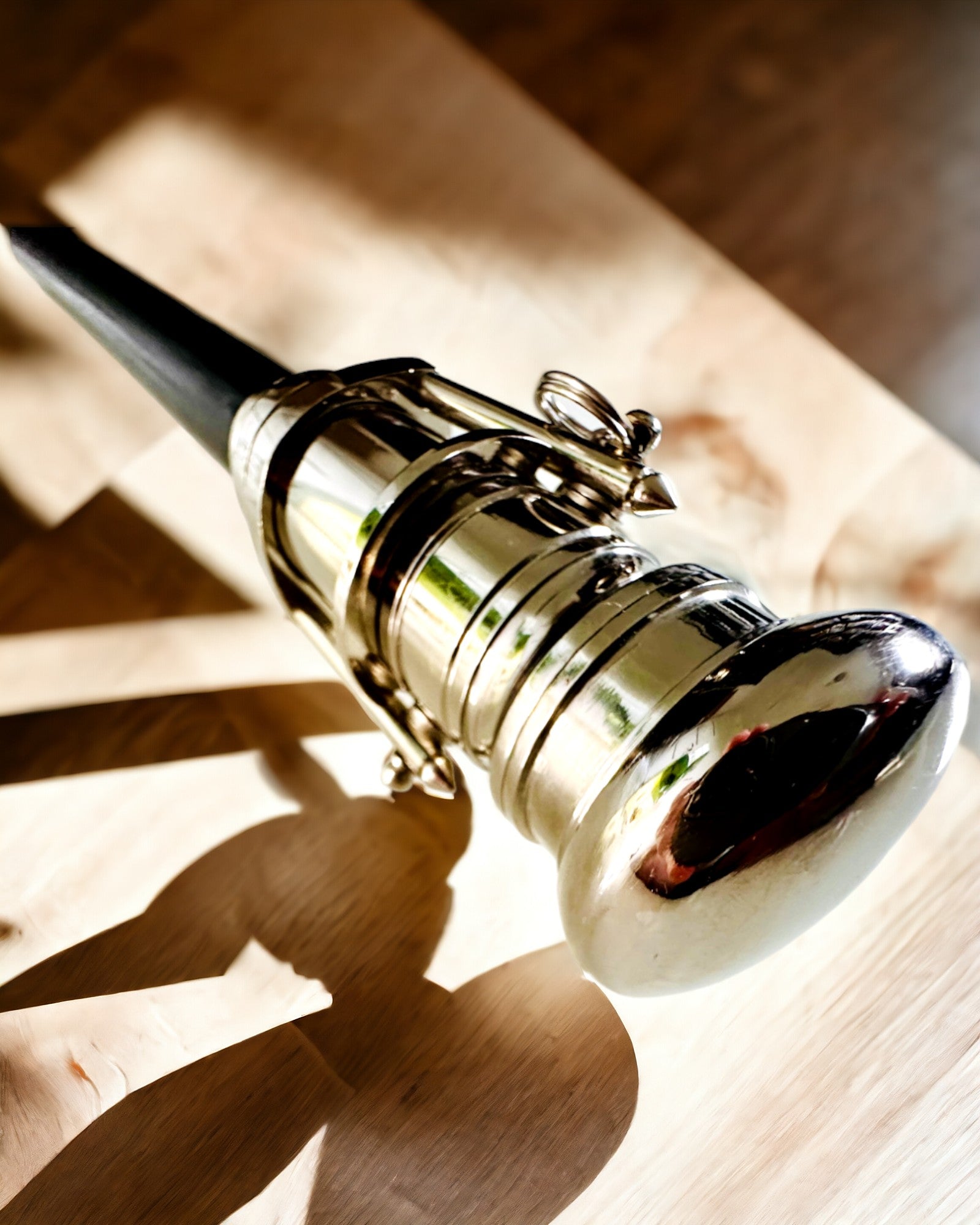 GÅSTOKK MED HÅNDTAK OG KIKKERTFUNKSJON – ELEGANT OG MODERNE, 95 CM - kapteinens "Navigator's Crest"