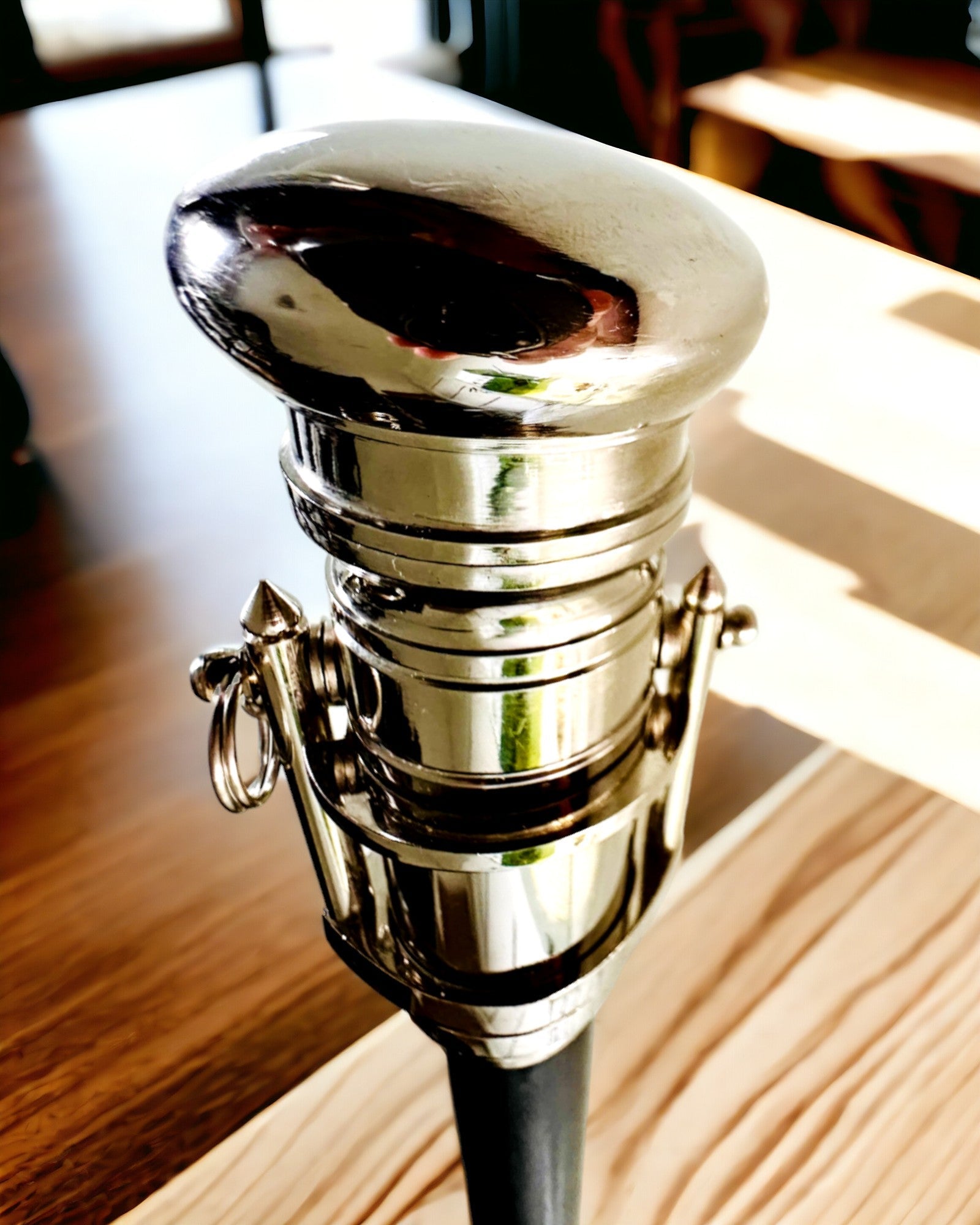 GÅSTOKK MED HÅNDTAK OG KIKKERTFUNKSJON – ELEGANT OG MODERNE, 95 CM - kapteinens "Navigator's Crest"