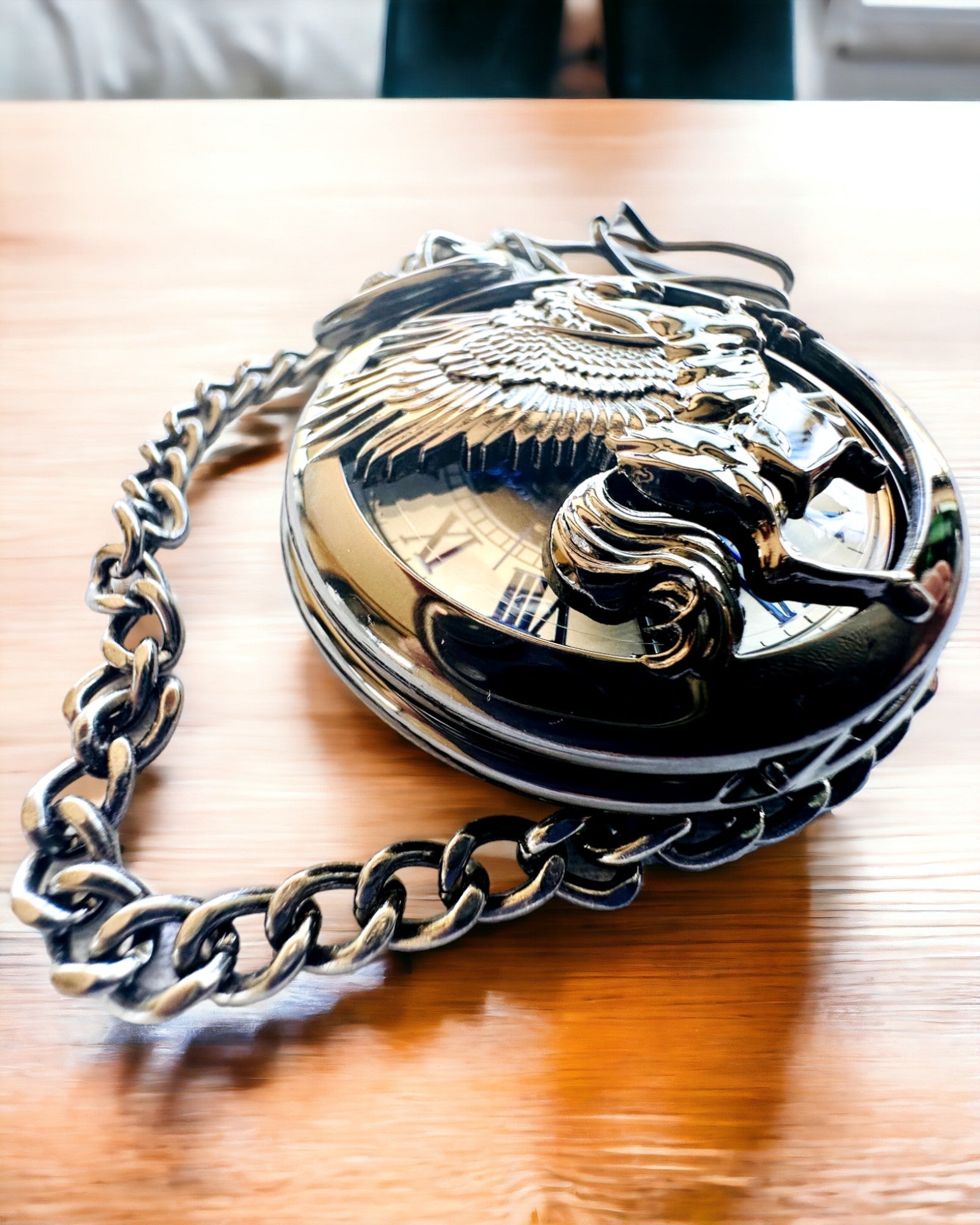 Lommeur "Equus Tempus" - Svart med hestemotiv, mulighet for personlig gravering - hvit urskive