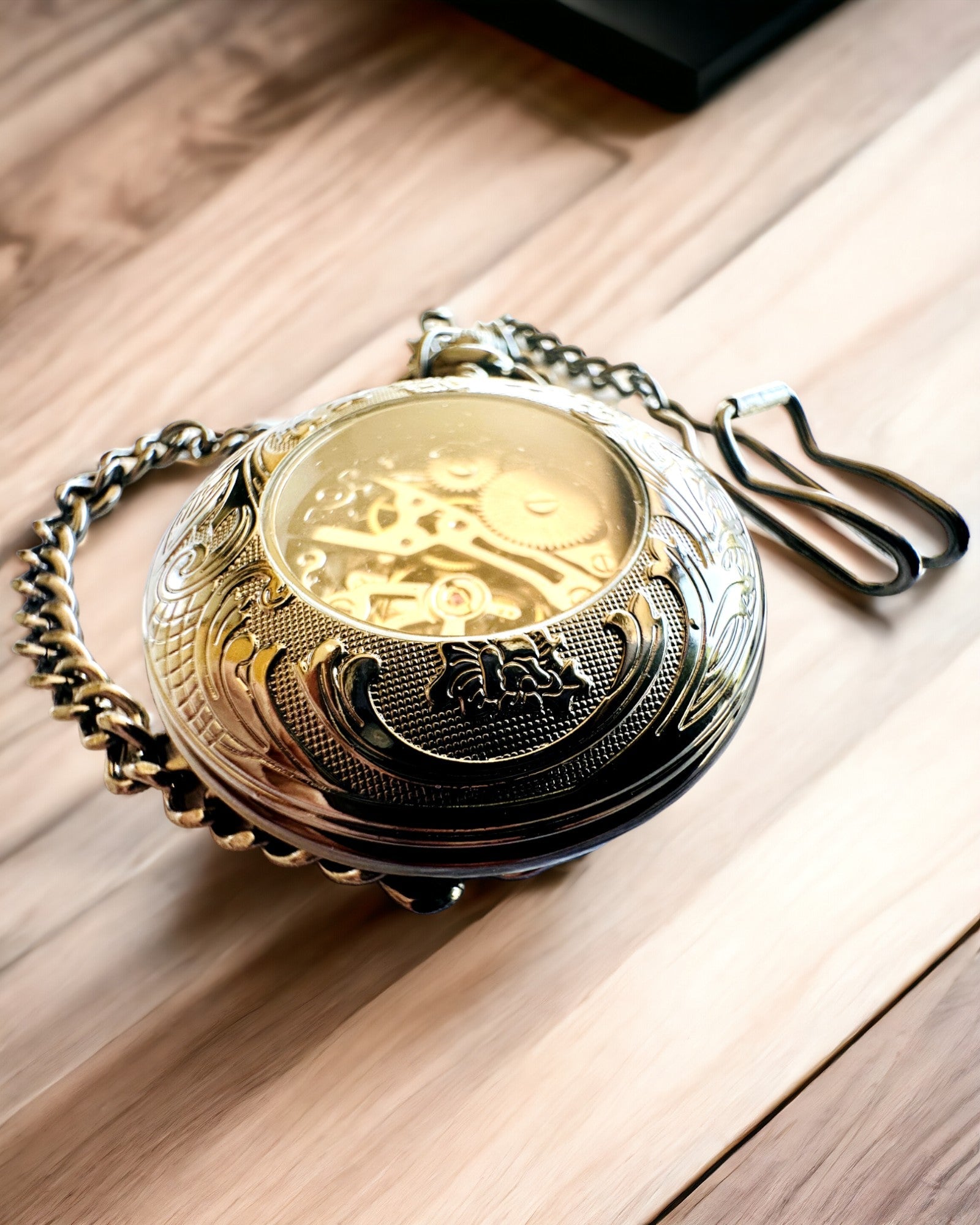 Lommeur "Equus Tempus" - Svart med hestemotiv, mulighet for personlig gravering - hvit urskive