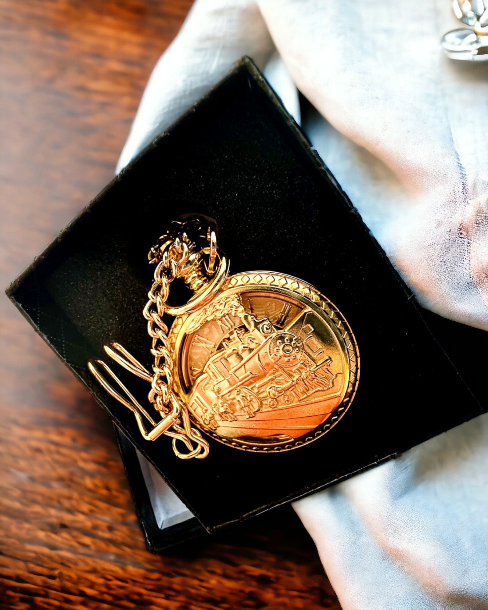 Lommeur "Imperial Tog", mulighet for personlig gravering, gullfarge