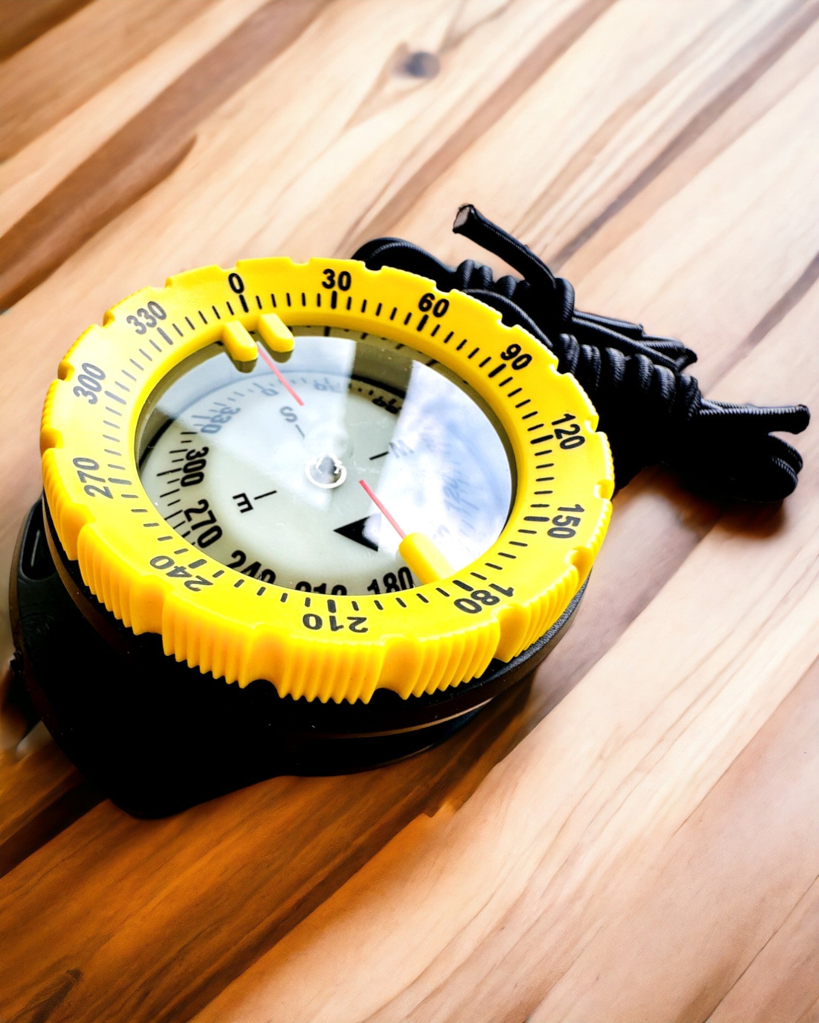 Dykkekompass AquaGuide - vanntett kompass med luminescensfunksjon og fleksibelt bånd, mulighet for personalisering