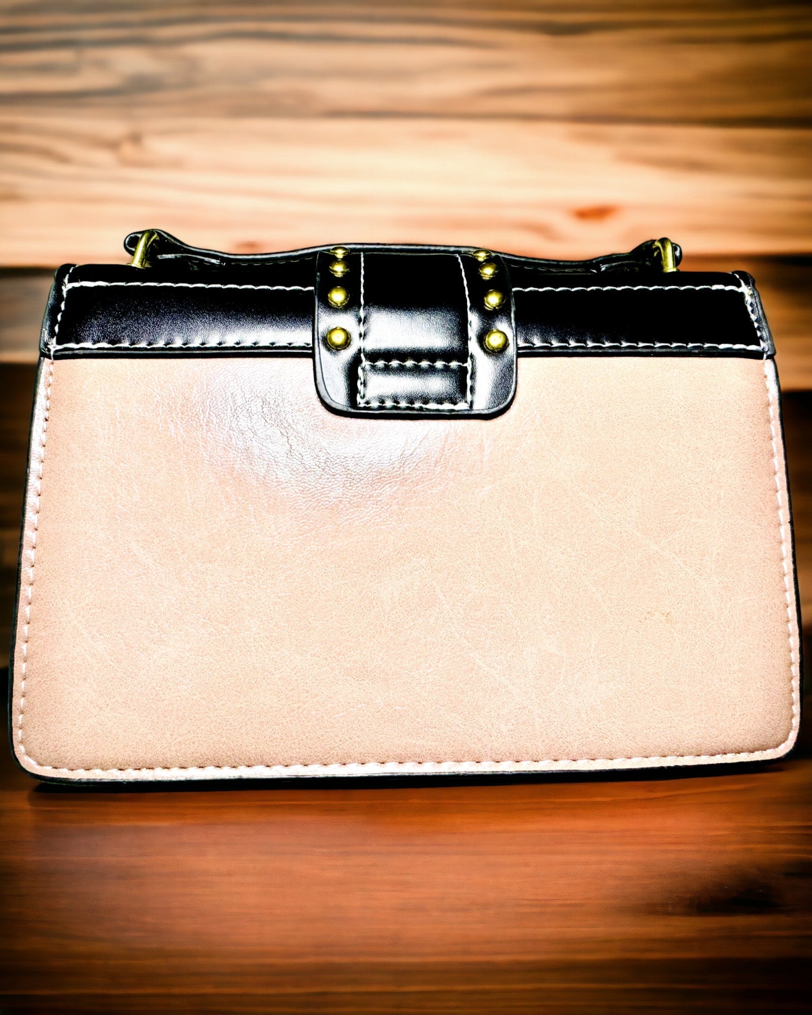 Kvadratisk Lys Lilla Skulderveske med Løvemotiv – Elegant Veske i Teksturert PU-skinn. Personalisering med gravering