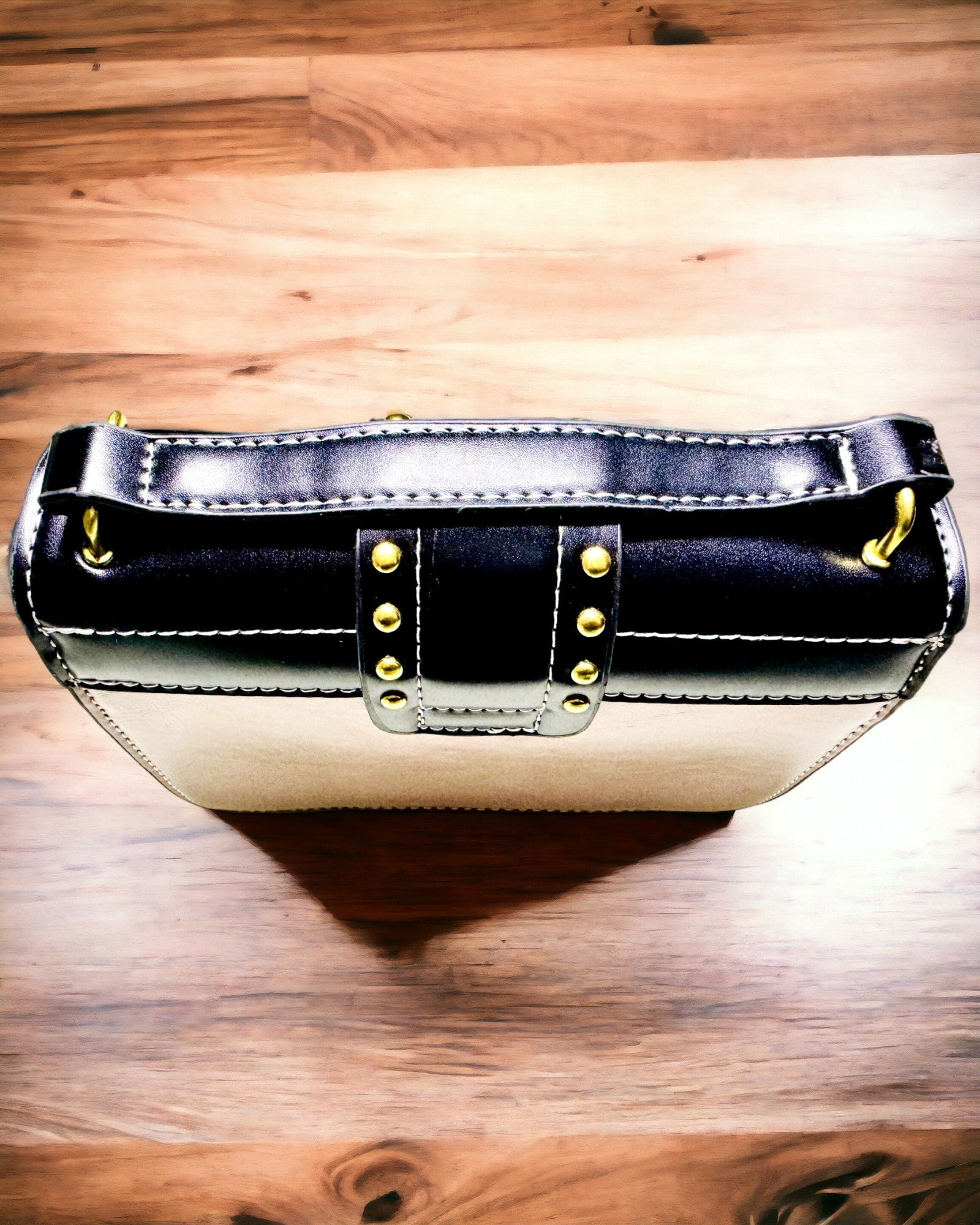 Kvadratisk Lys Lilla Skulderveske med Løvemotiv – Elegant Veske i Teksturert PU-skinn. Personalisering med gravering