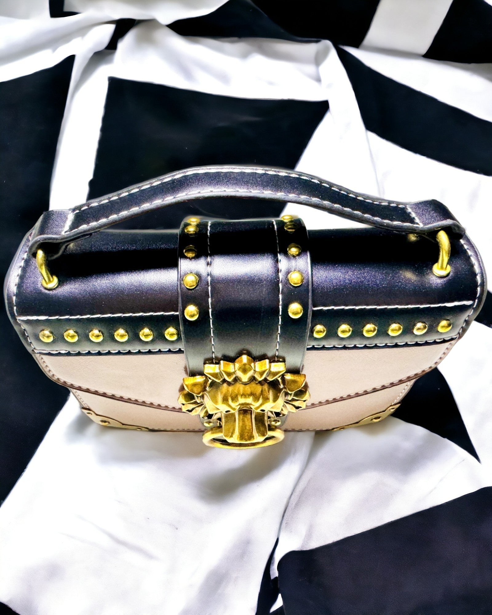 Kvadratisk Lys Lilla Skulderveske med Løvemotiv – Elegant Veske i Teksturert PU-skinn. Personalisering med gravering