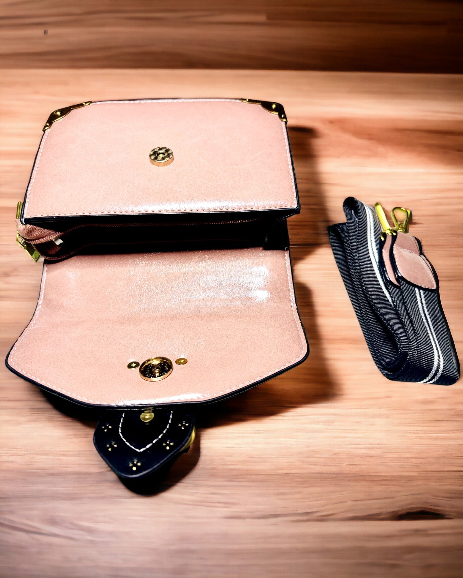 Kvadratisk Lys Lilla Skulderveske med Løvemotiv – Elegant Veske i Teksturert PU-skinn. Personalisering med gravering