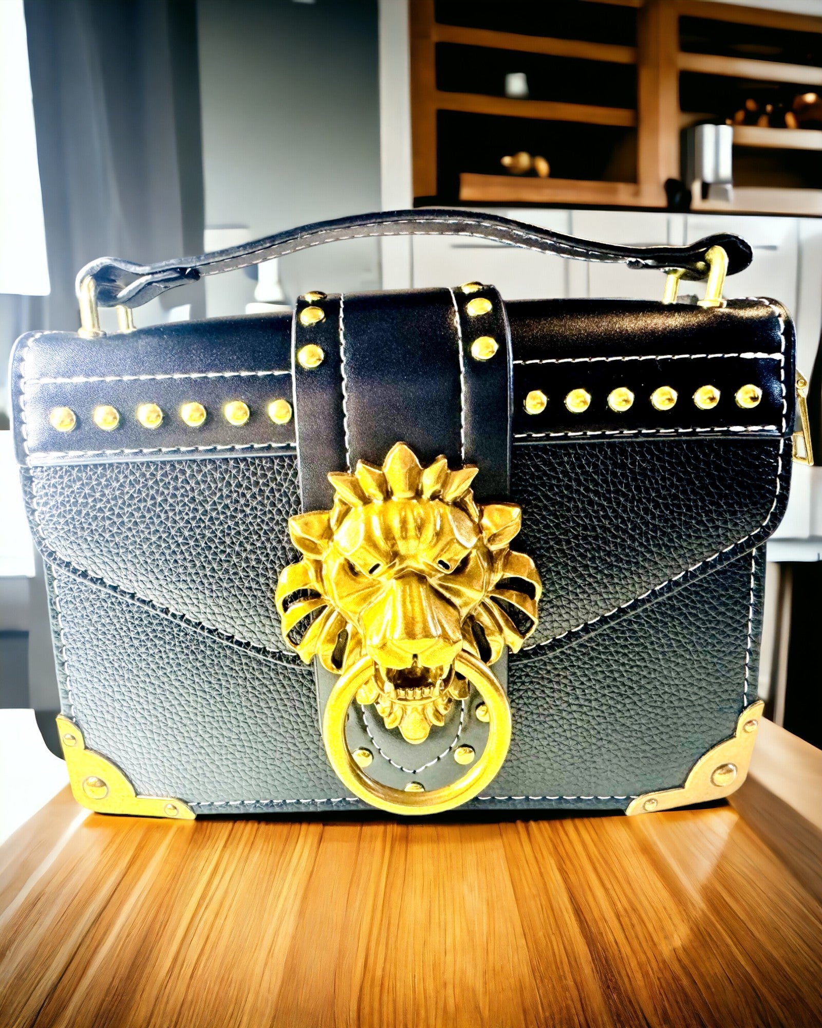 Moderne Kvadratisk Skulderveske med Løveaksent - farge svart