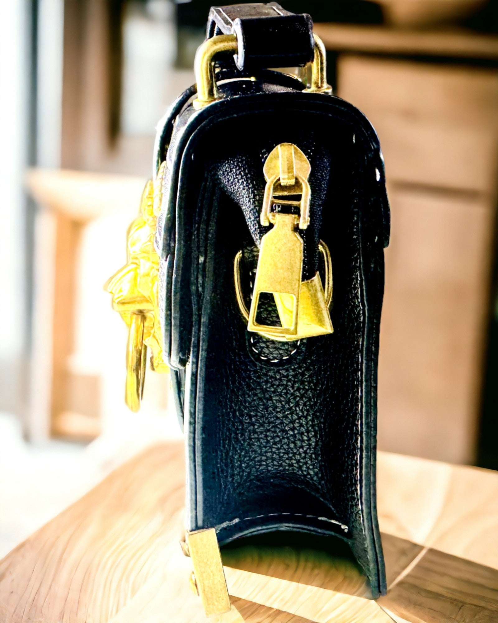 Moderne Kvadratisk Skulderveske med Løveaksent - farge svart