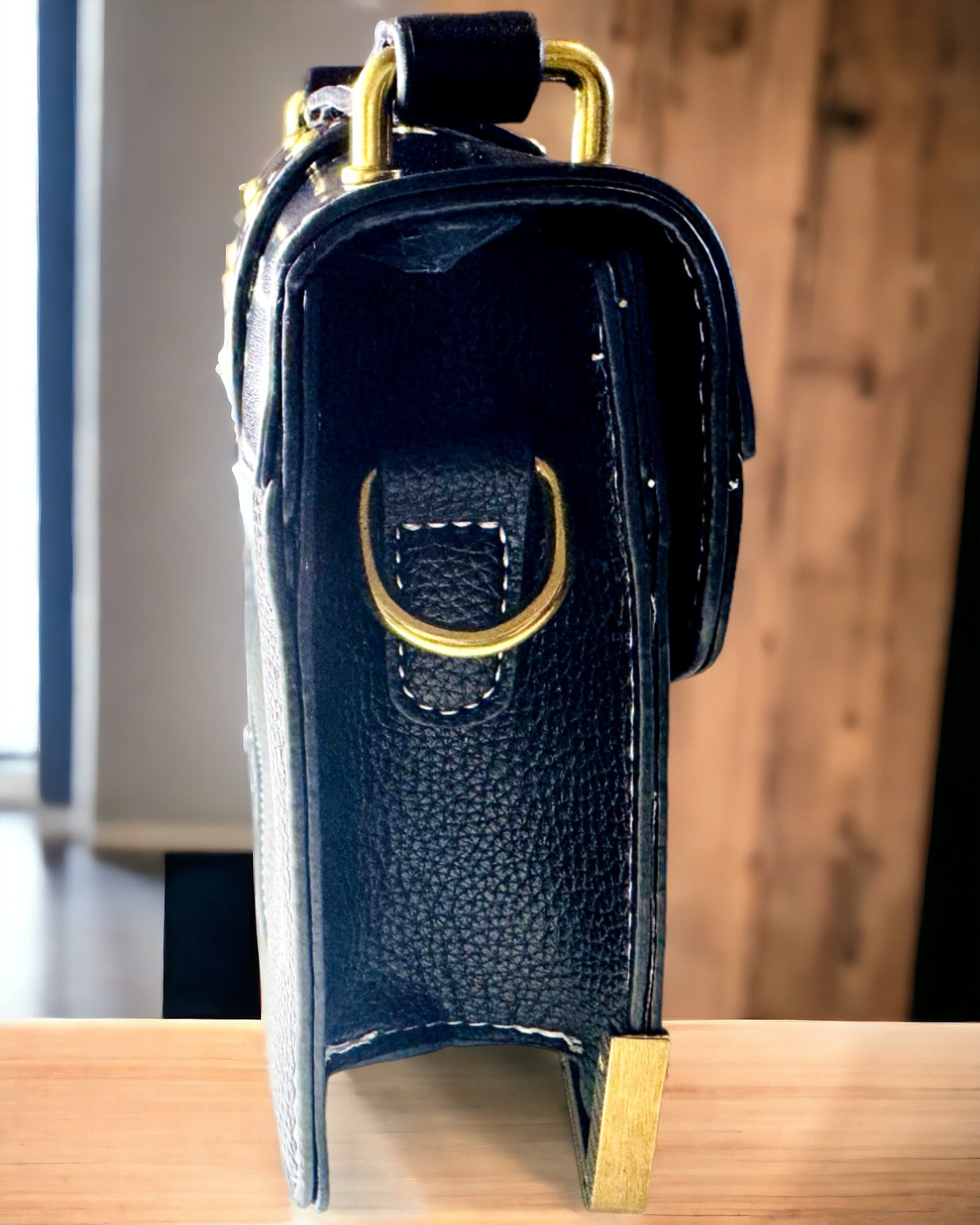 Moderne Kvadratisk Skulderveske med Løveaksent - farge svart