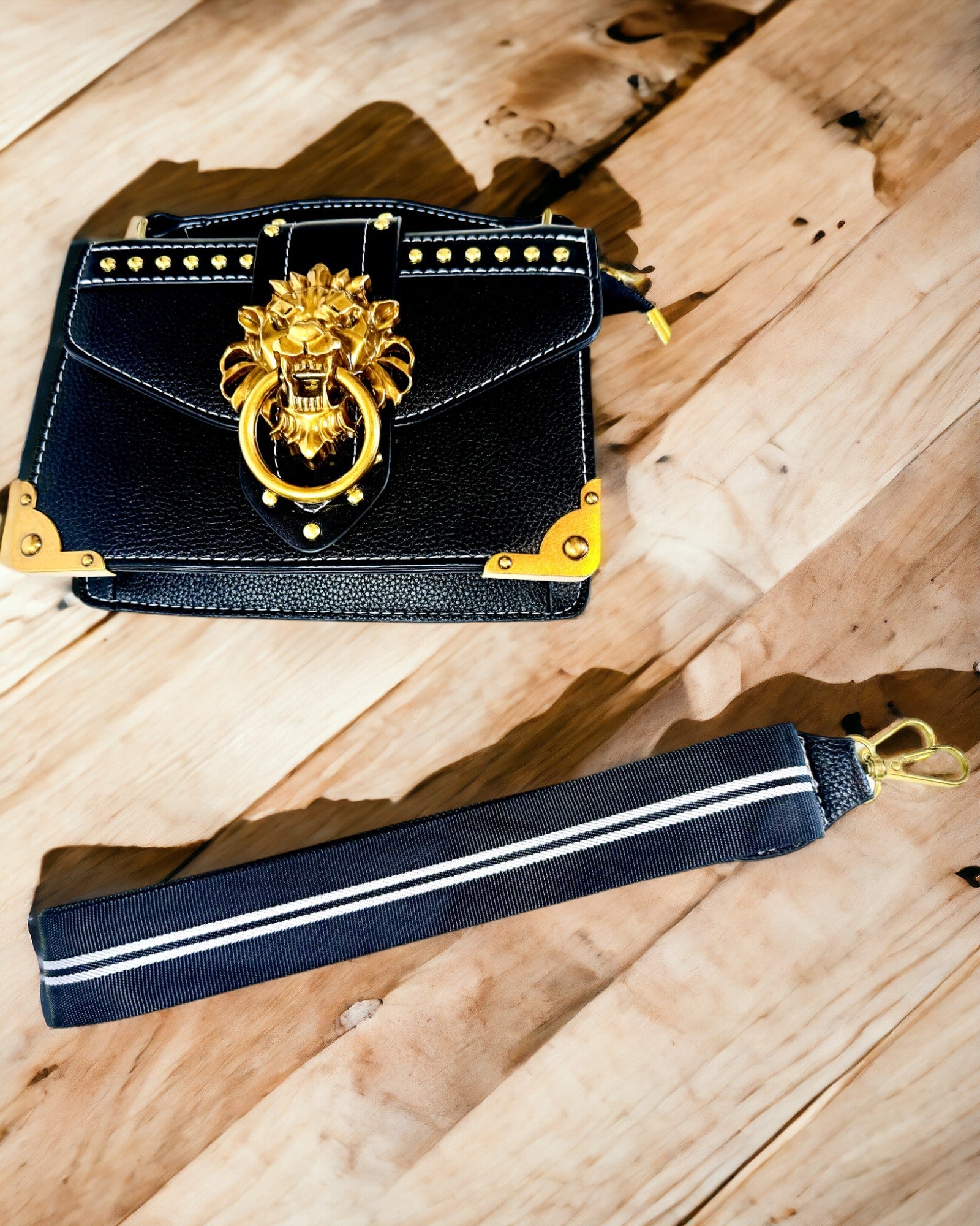 Moderne Kvadratisk Skulderveske med Løveaksent - farge svart