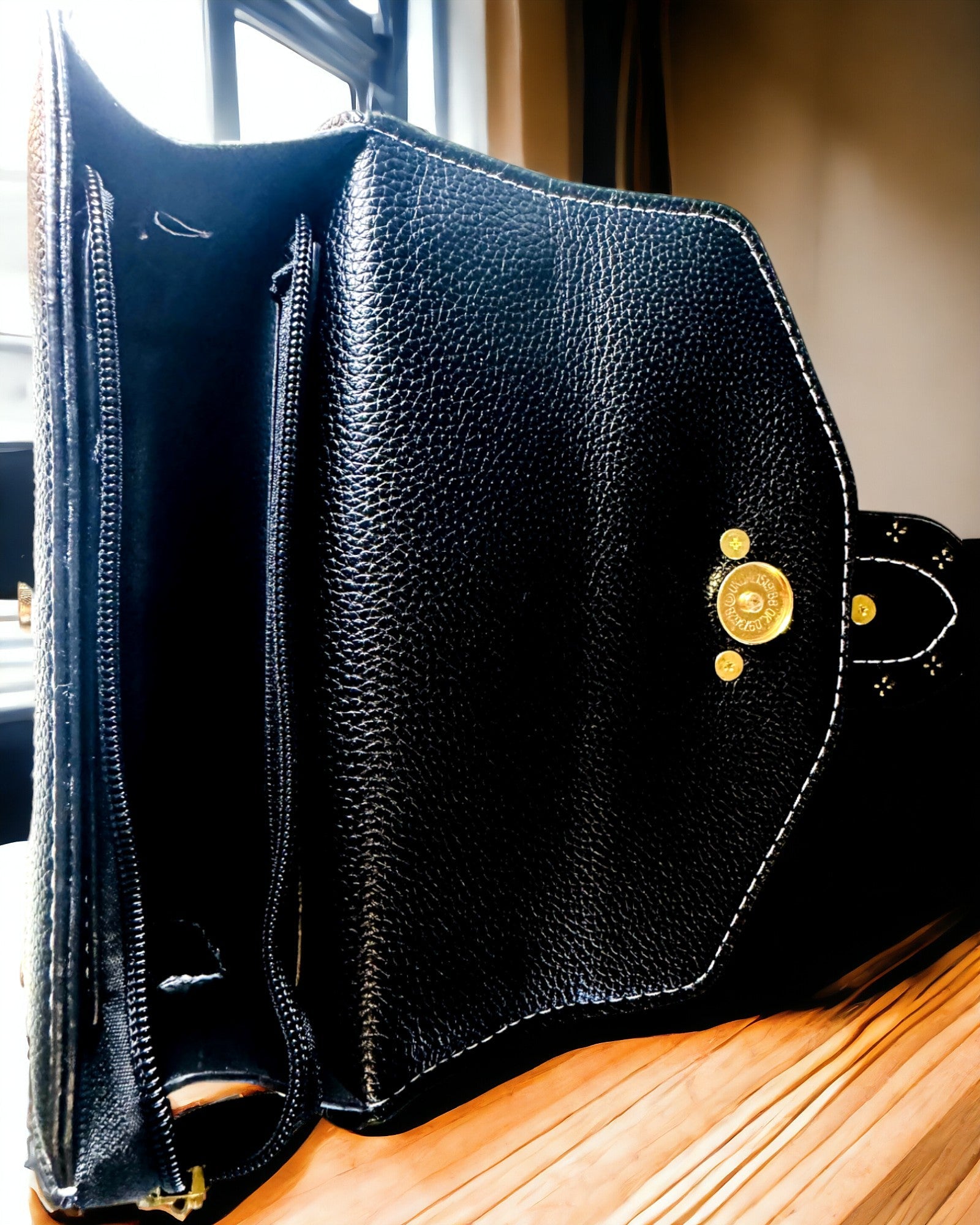 Moderne Kvadratisk Skulderveske med Løveaksent - farge svart