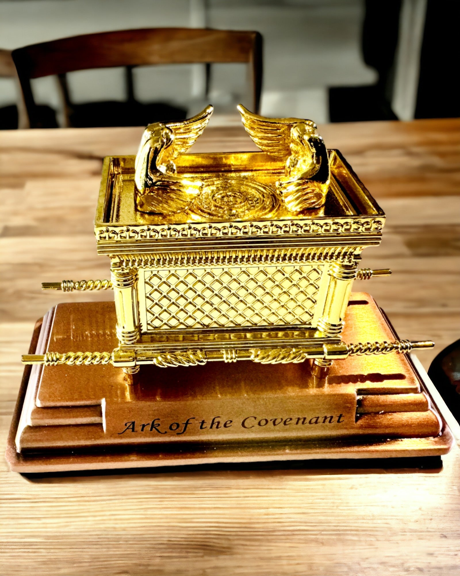 Forgylt replika av Paktens Ark – Dekorativ Ark-statue i kobber i størrelse XL 28x15.6x20 cm