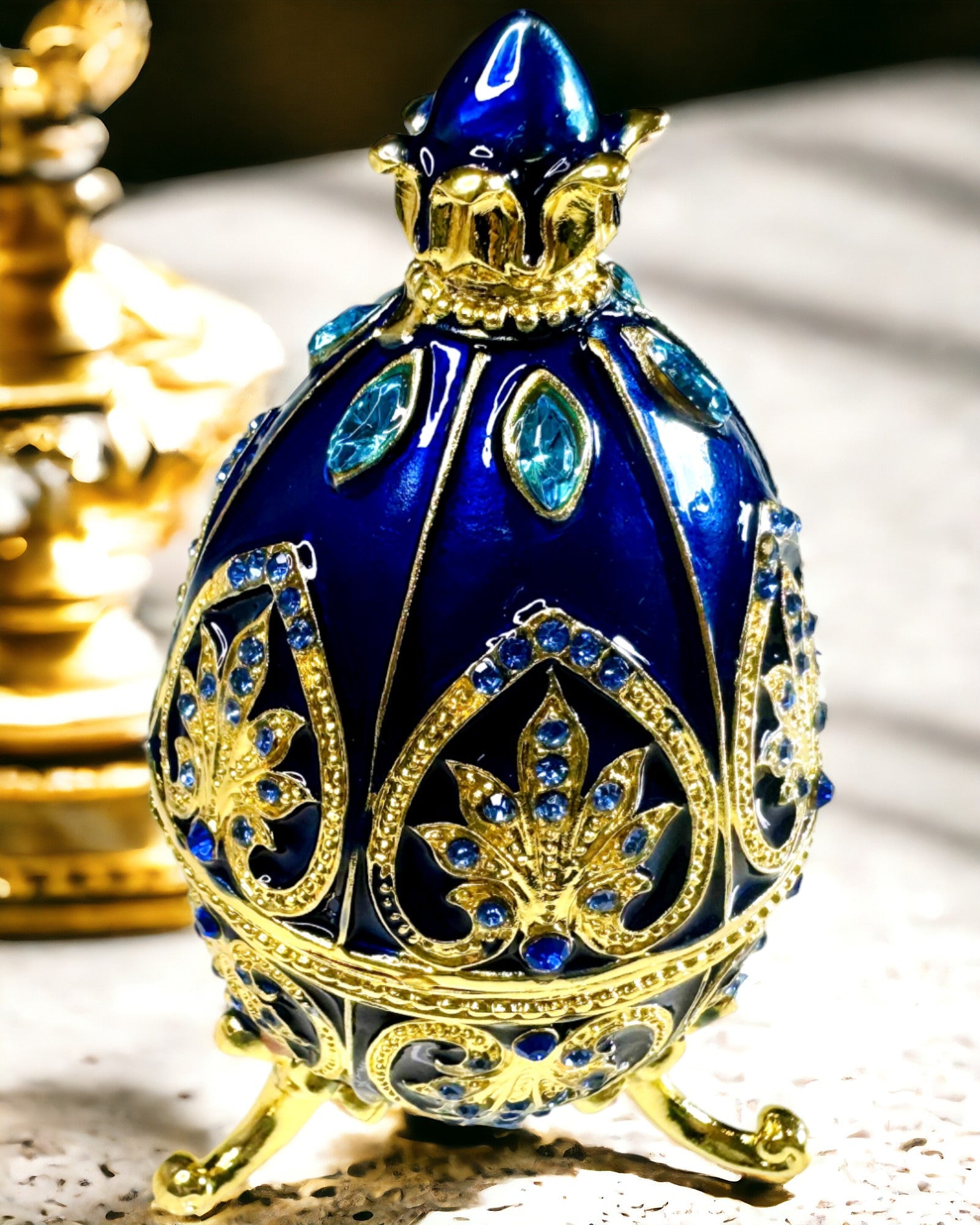 Eksklusivt Fabergé-egg - mørk blå farge – Dekorativt smykkeskrin i emalje