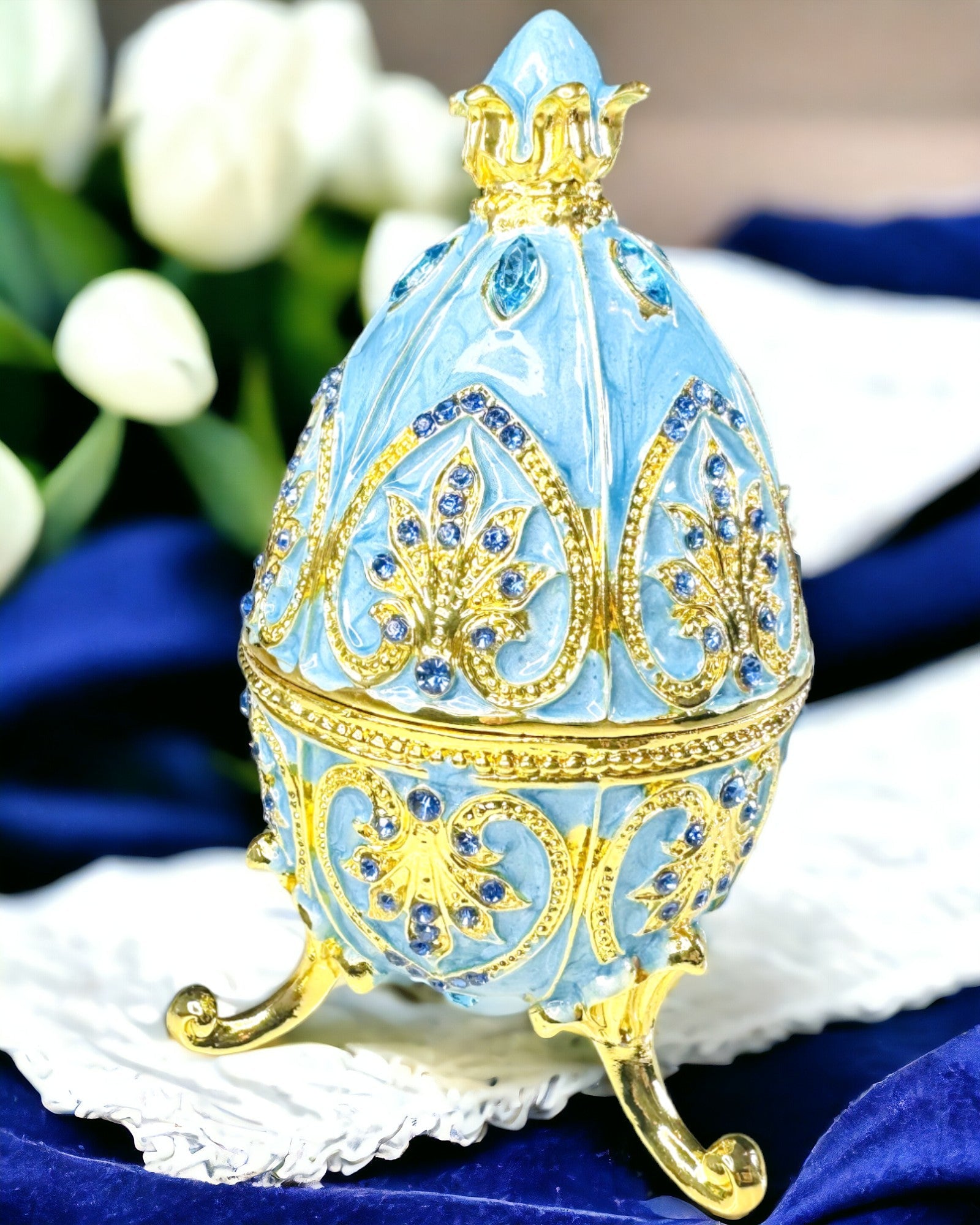 Niebiańskie Jajko Faberge – Emaljert Smykkeorganisator - farge himmelblå. Personalisering med gravering