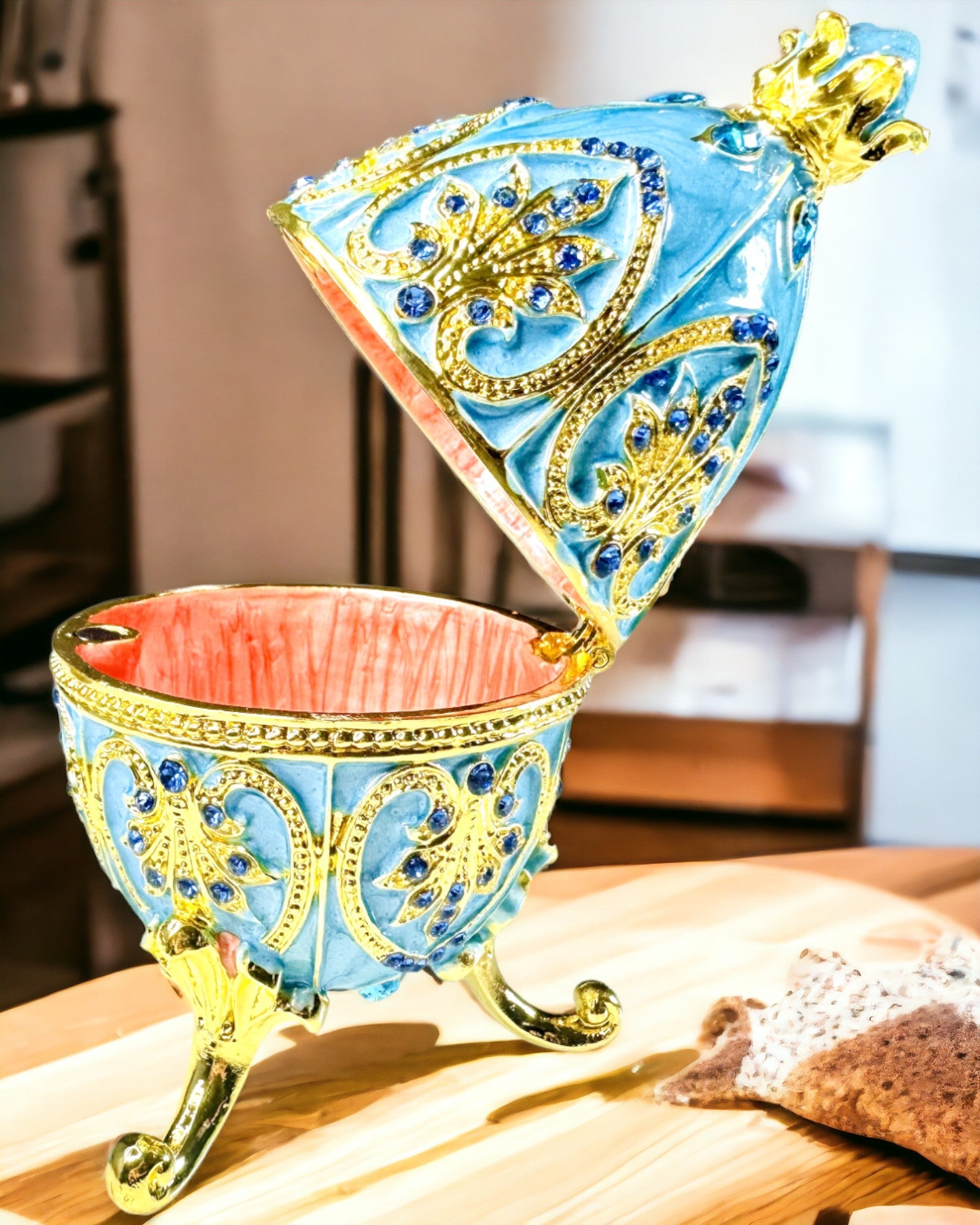 Niebiańskie Jajko Faberge – Emaljert Smykkeorganisator - farge himmelblå. Personalisering med gravering
