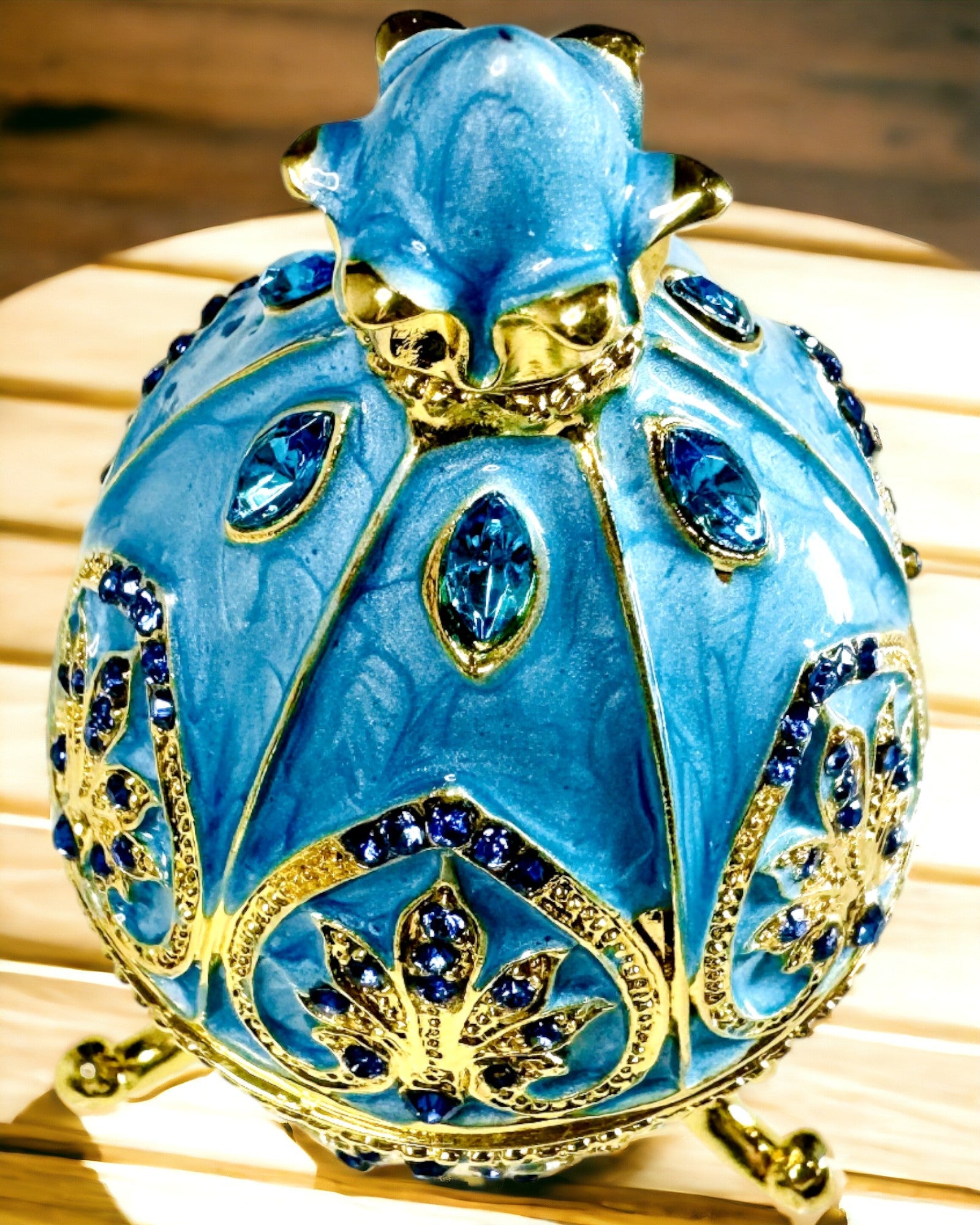 Niebiańskie Jajko Faberge – Emaljert Smykkeorganisator - farge himmelblå. Personalisering med gravering
