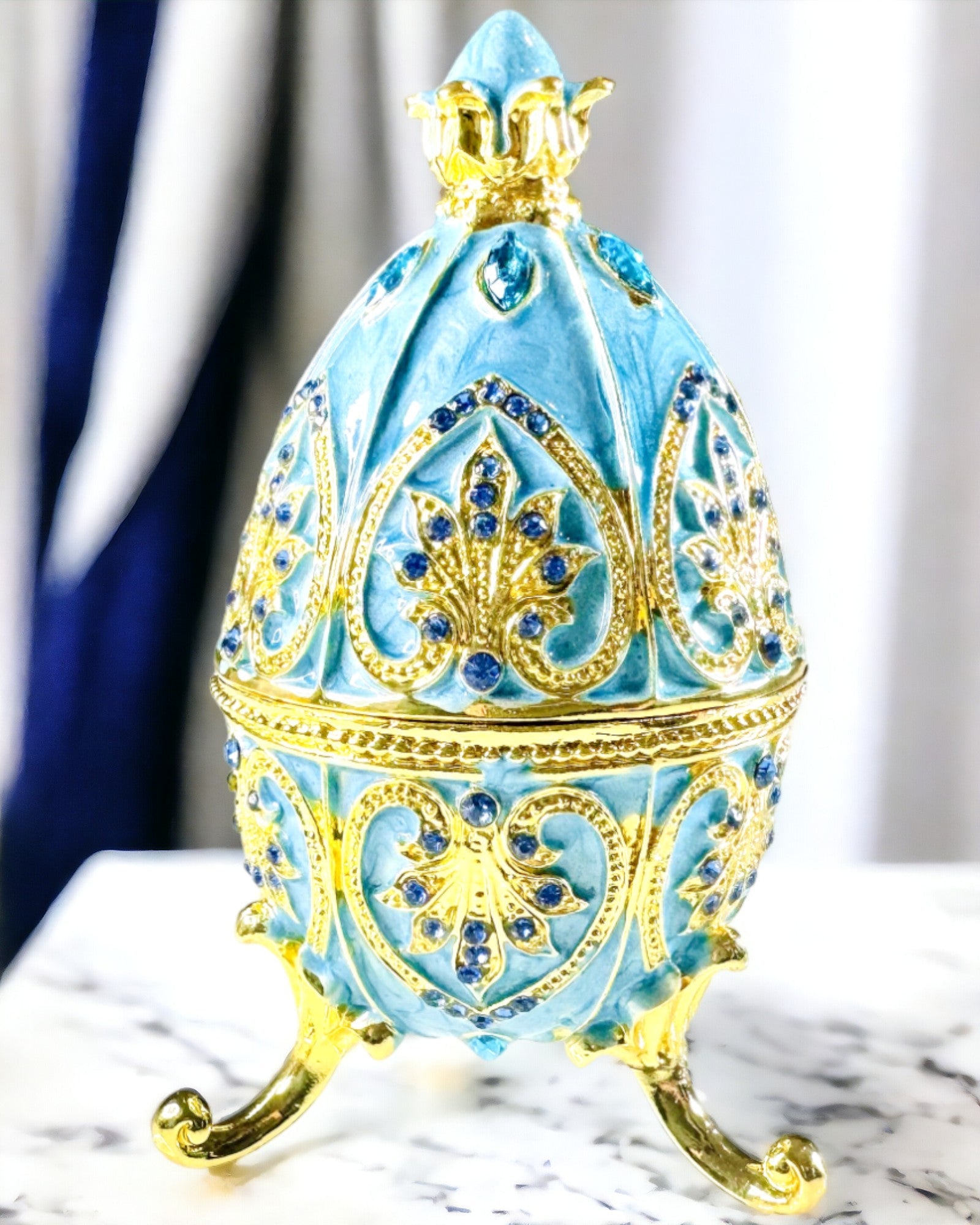 Niebiańskie Jajko Faberge – Emaljert Smykkeorganisator - farge himmelblå. Personalisering med gravering