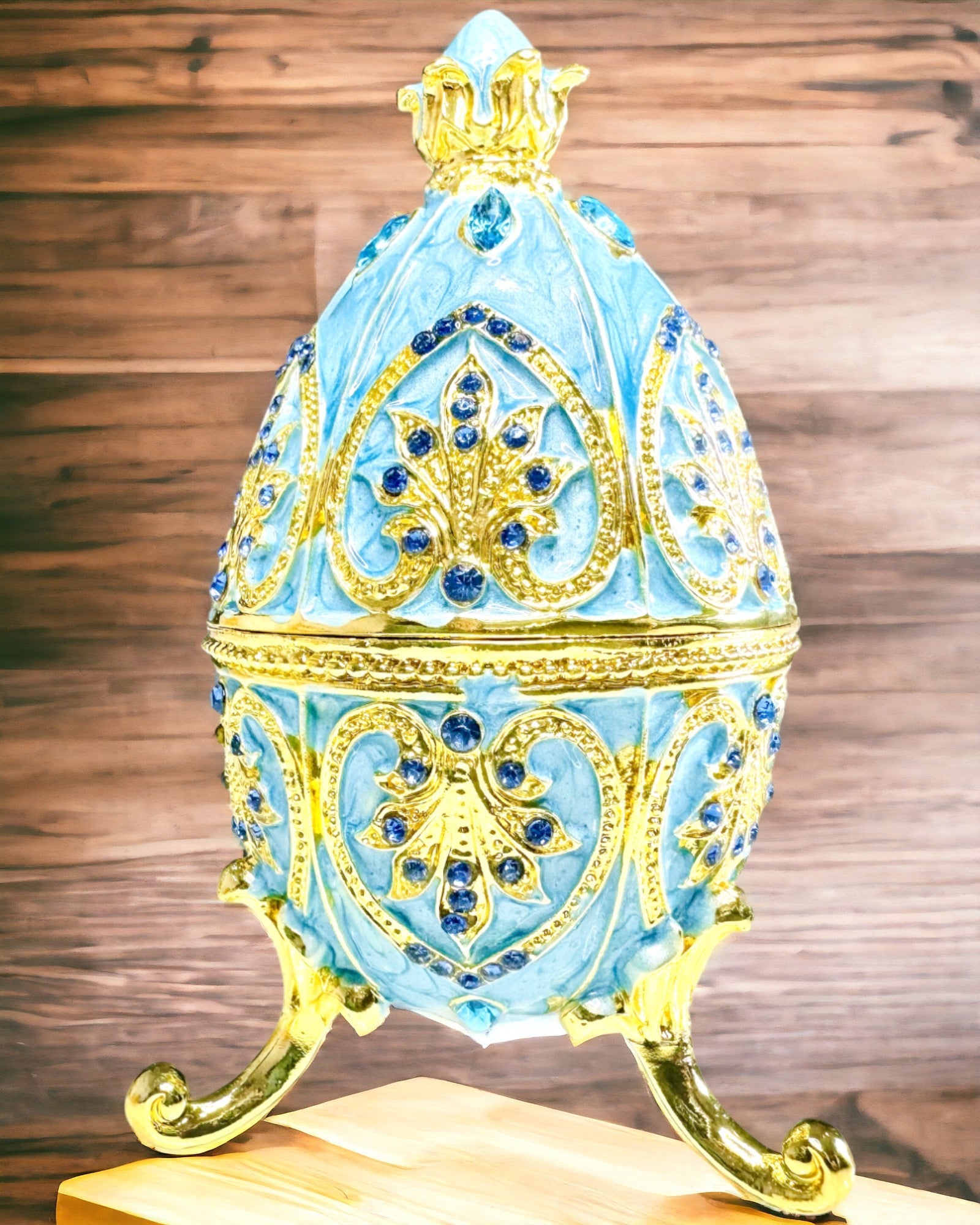 Niebiańskie Jajko Faberge – Emaljert Smykkeorganisator - farge himmelblå. Personalisering med gravering